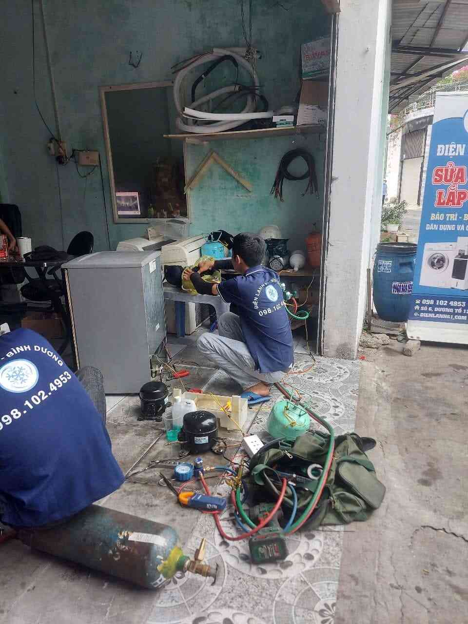 Anh-thuc-te-ky-thuat-vien-dang-kiem-tra-bo-mach-tu-lanh-tai-Thuan-An Ảnh thực tế kỹ thuật viên đang kiểm tra bo mạch tủ lạnh tại Thuận An