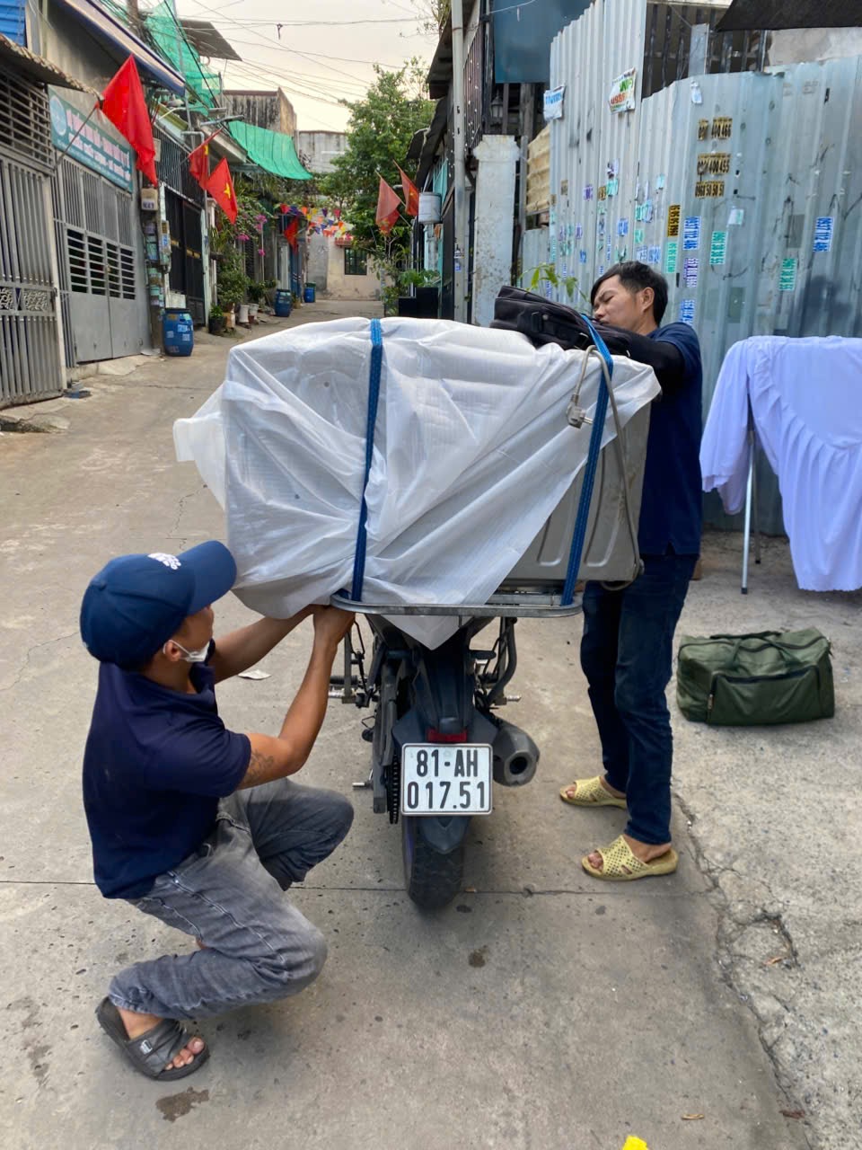 Chở máy về xử lý lại chảng ba và bạc đạn máy giặt cho khách hàng ở Dĩ An