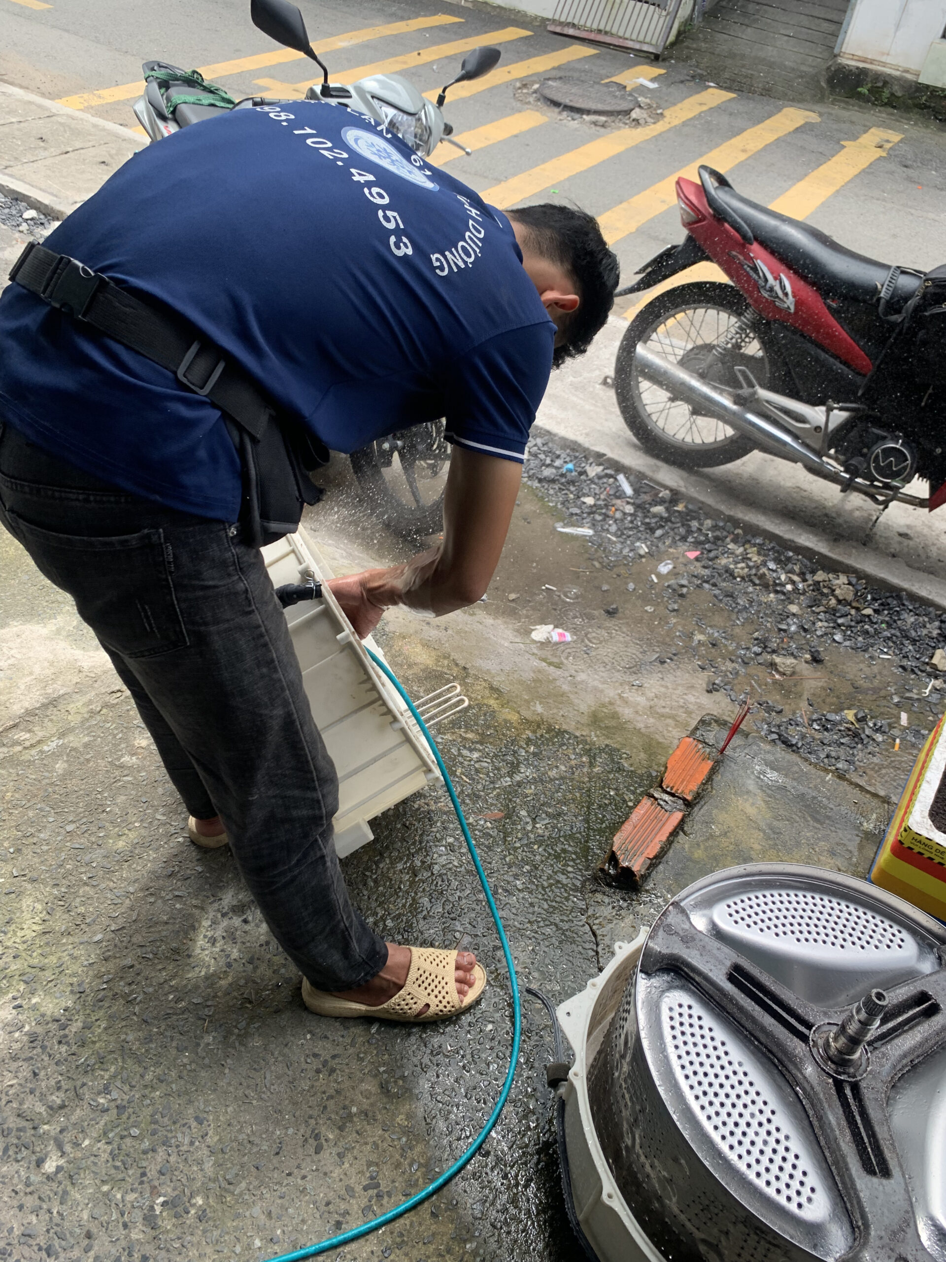 Dịch vụ vệ sinh máy giặt tại Dĩ An uy tín tháo lồng chuyên nghiệp - Điện Lạnh 61