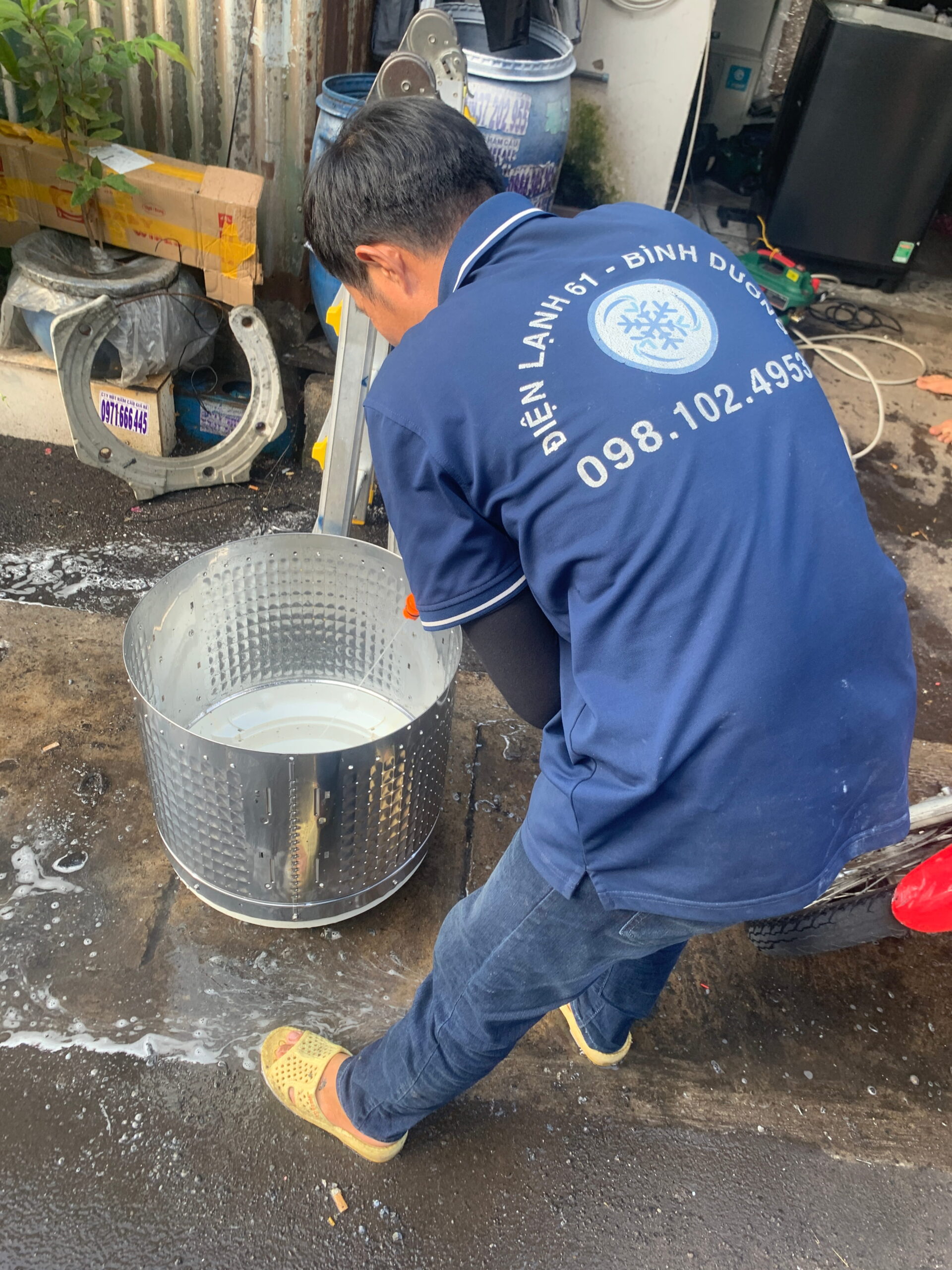 Dịch vụ vệ sinh máy giặt tại Thuận An chuyên nghiệp tháo lồng sạch sâu