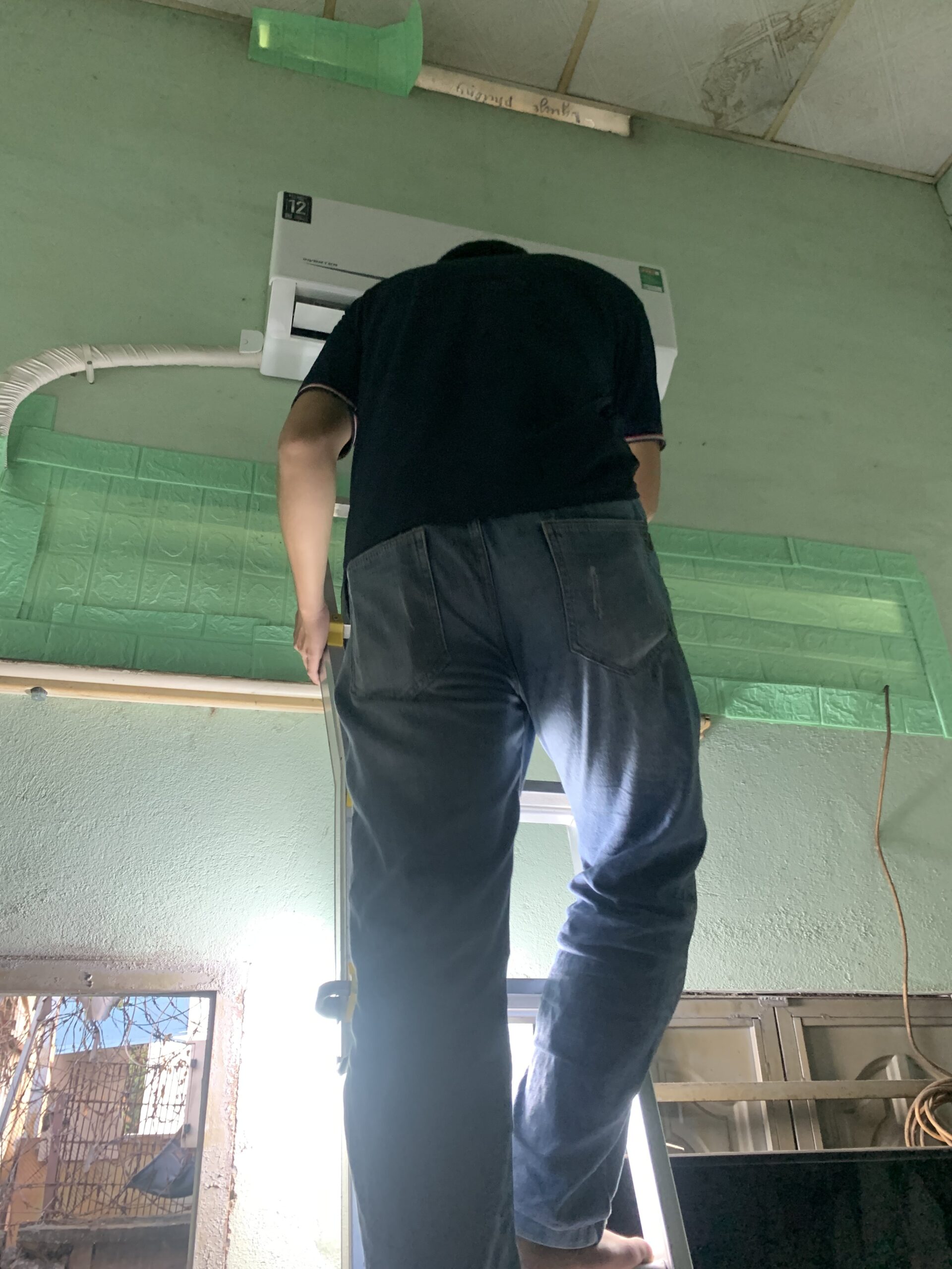 Dịch vụ vệ sinh máy lạnh Dĩ An của Điện Lạnh 61 luôn kèm bước kiểm tra áp suất gas.