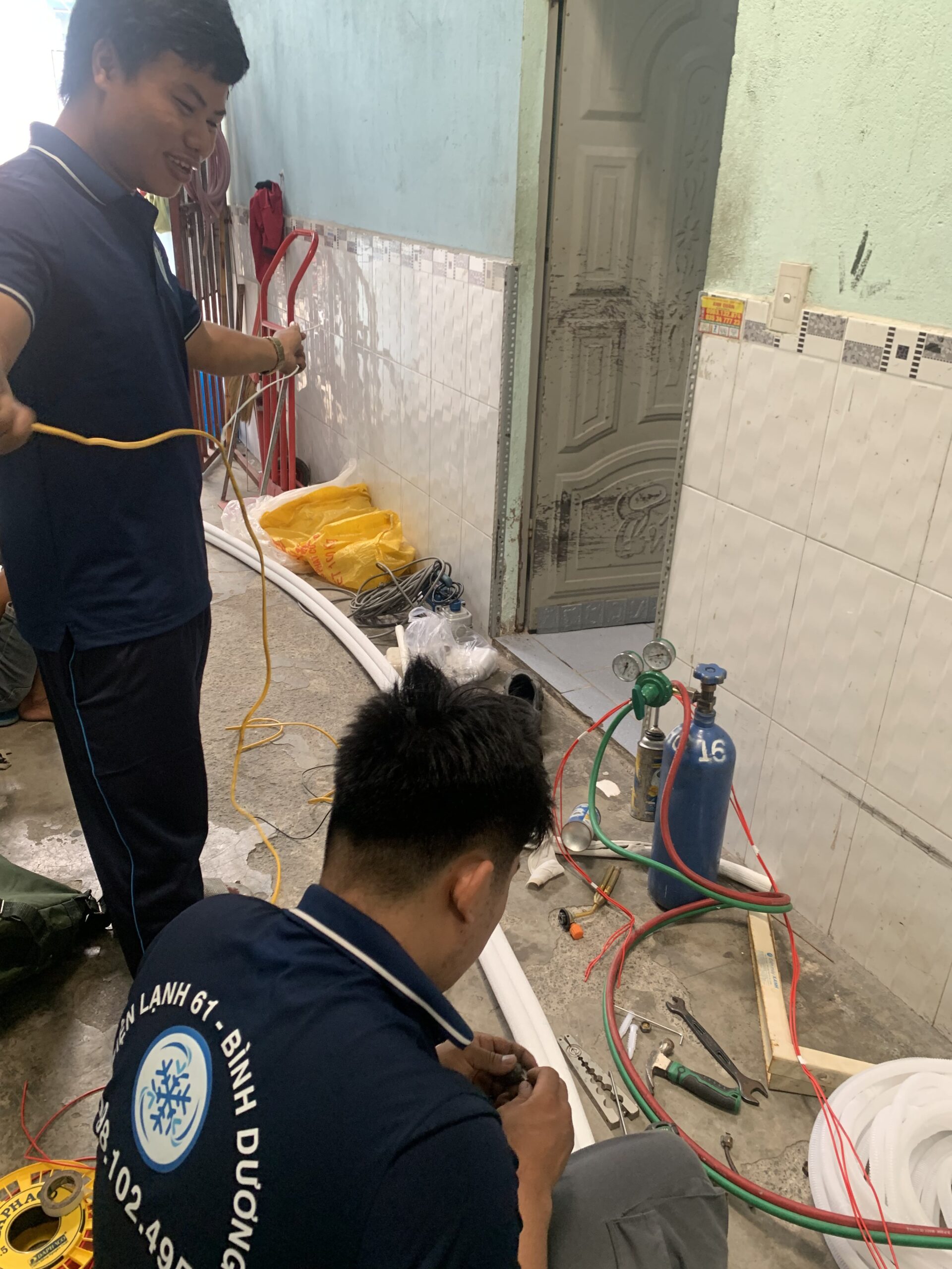 Điện Lạnh 61 thực hiện vệ sinh máy lạnh chuyên nghiệp tại Thuận An