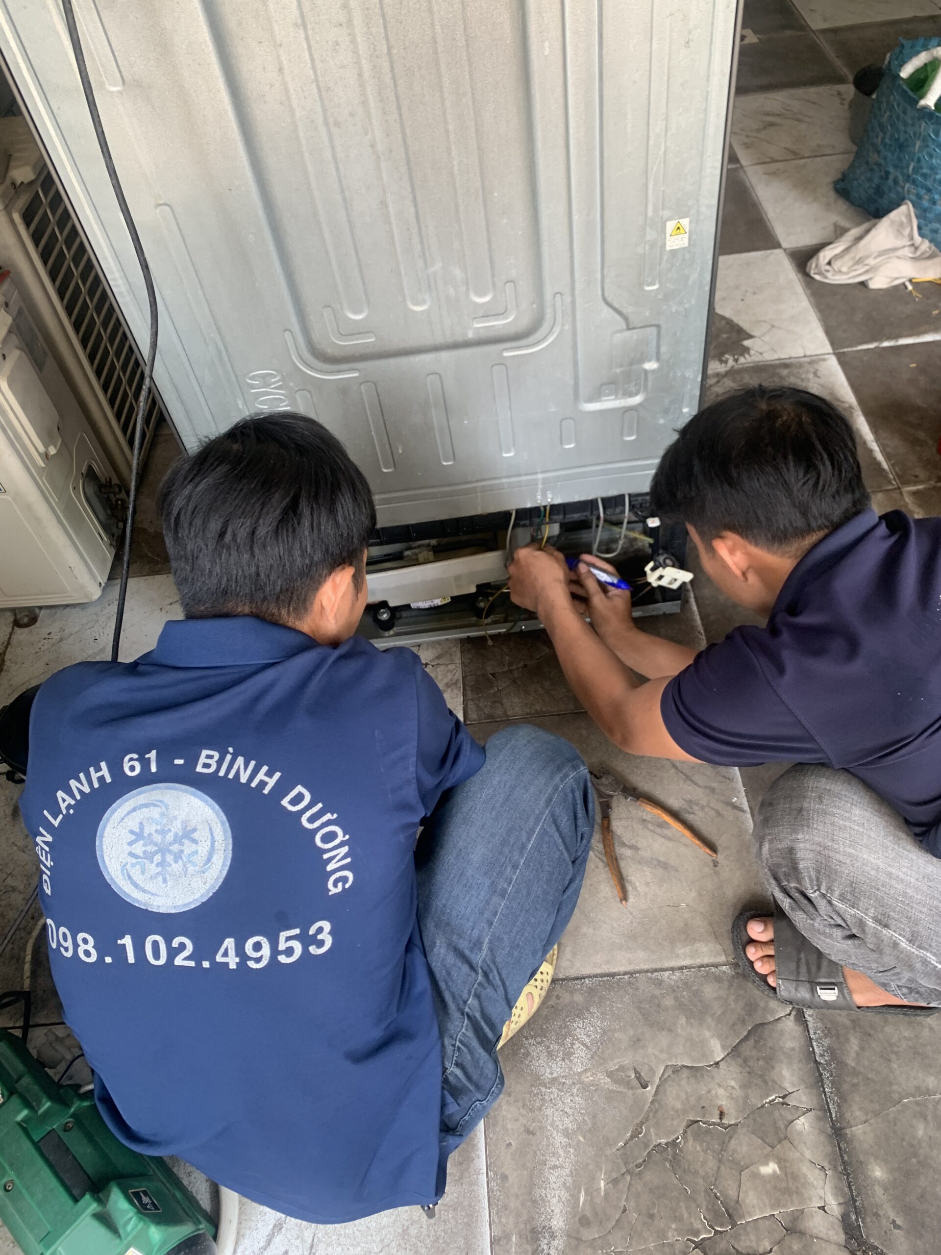 Điện lạnh 61 chuyên sửa tủ lạnh xử lý xì gas và thay block tủ lạnh ở Thuận An Bình Dương