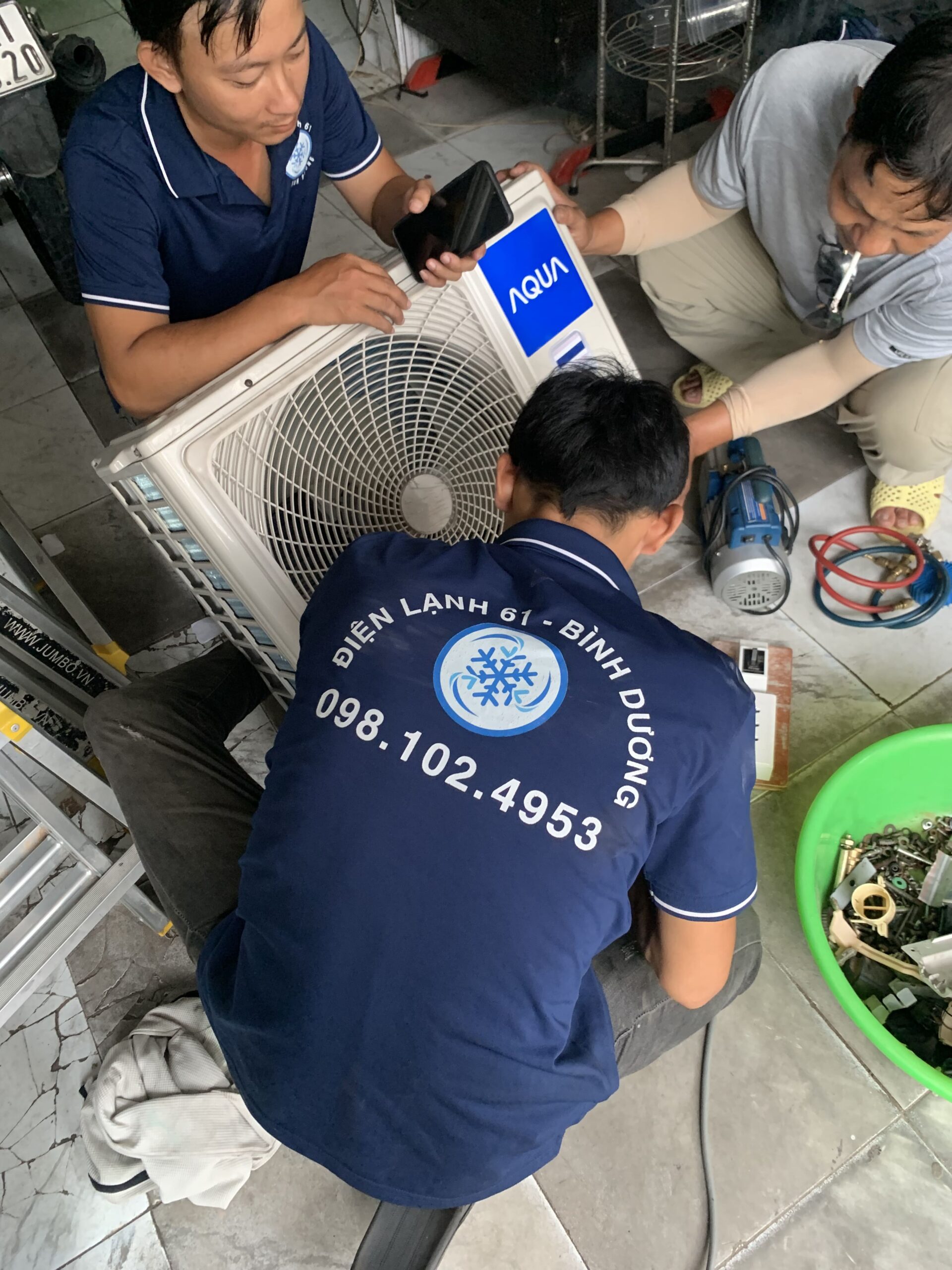 Đội ngũ thợ Điện Lạnh 61 mang theo đồ nghề xuất phát đi vệ sinh máy lạnh tận nhà ở Thuận An.