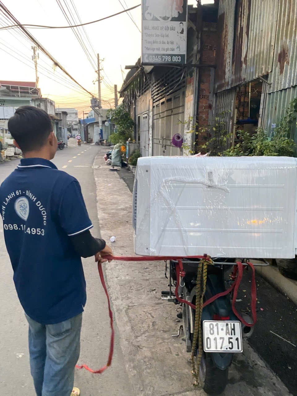 Đội ngũ thợ điện lạnh tay nghề cao của Điện Lạnh 61 sẵn sàng di chuyển hỗ trợ khách hàng.