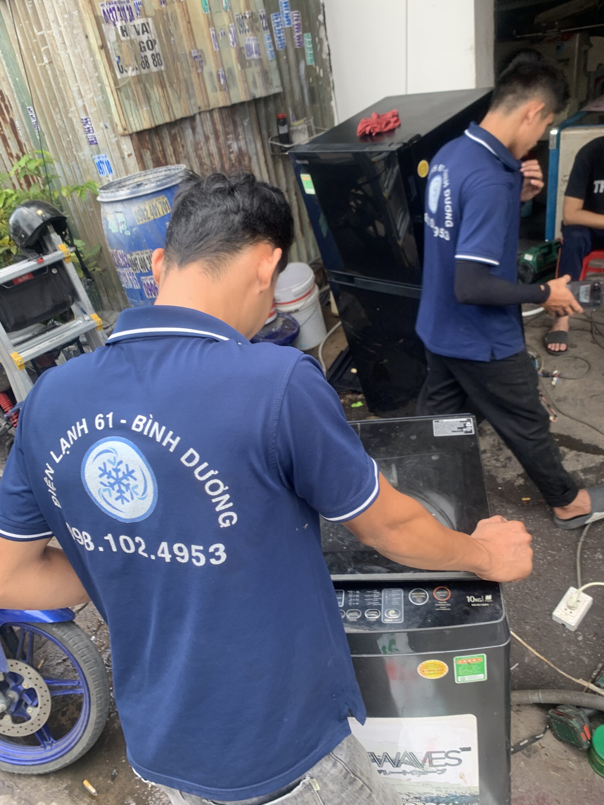 Đội ngũ thợ tay nghề cao bảo dưỡng và kiểm tra máy giặt tận nhà Thuận An