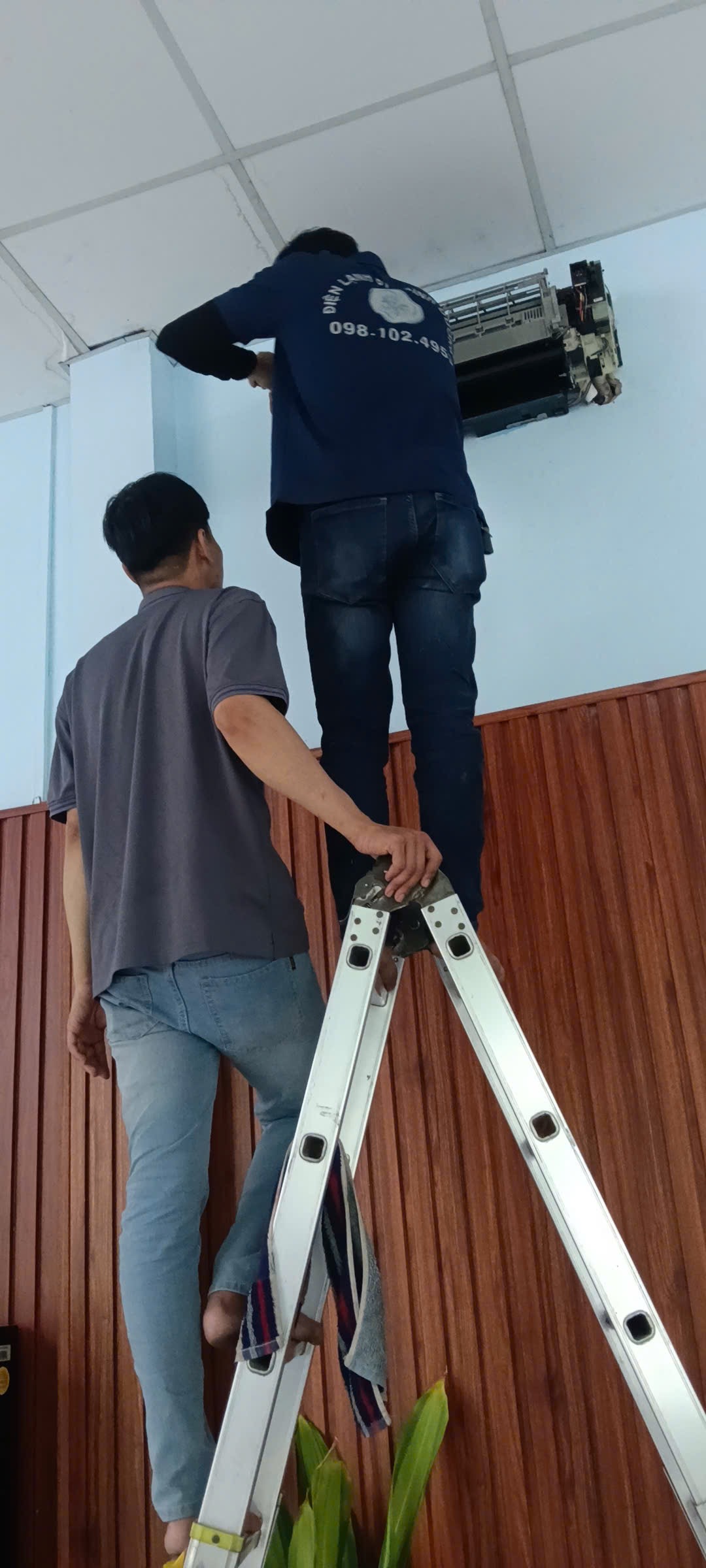 Dùng máy bơm áp lực cao xịt sạch lớp bụi bẩn bám trên màng lọc máy lạnh