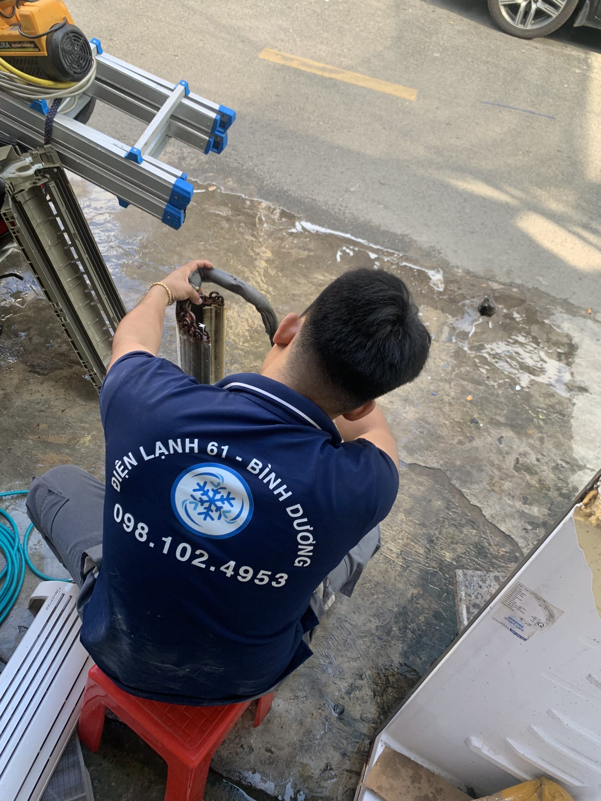 Hình ảnh khắc phục máy lạnh chảy nước triệt để - Dịch vụ sửa máy lạnh tại Dĩ An uy tín