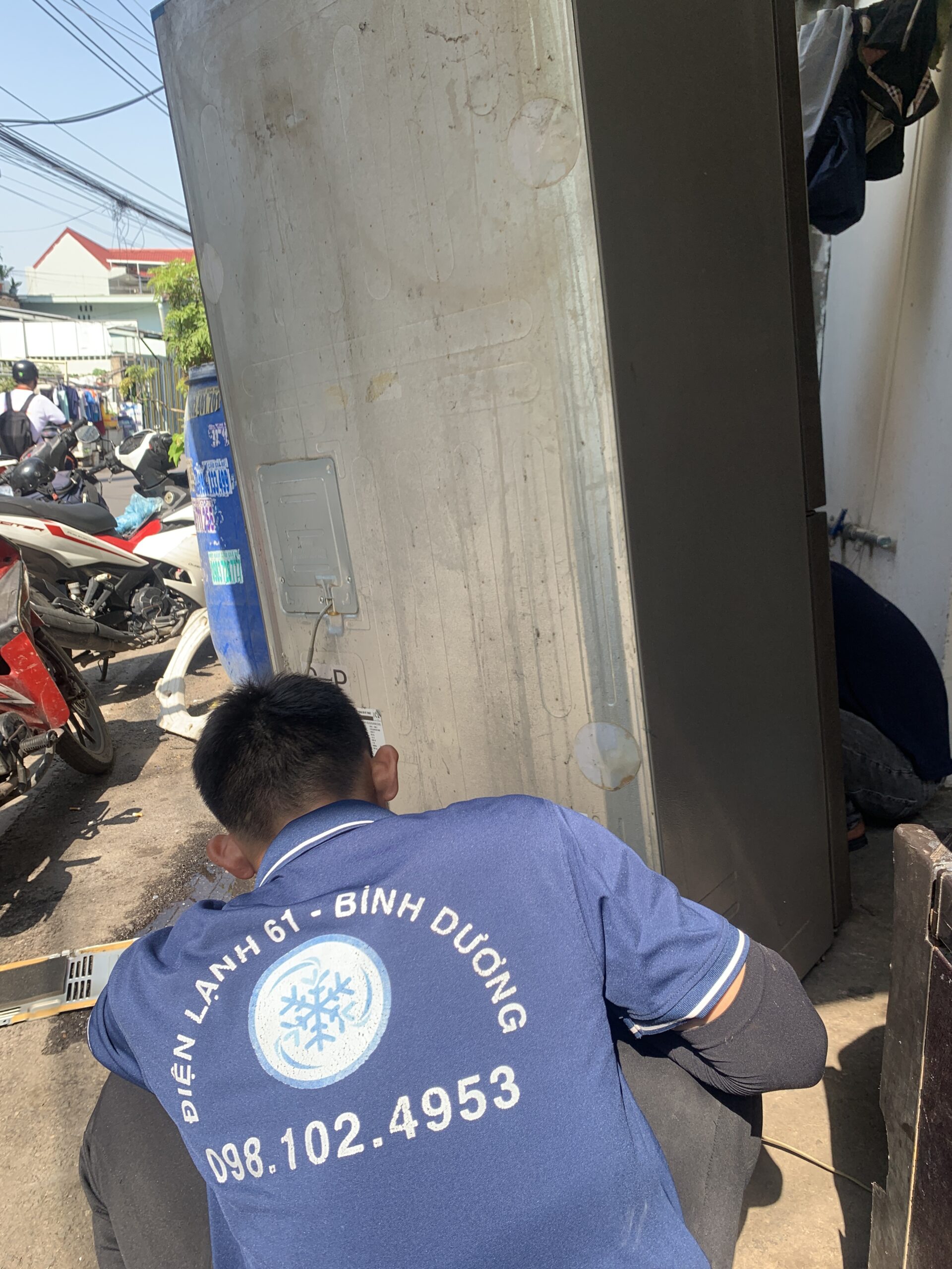 Khac-phuc-dut-diem-tinh-trang-tu-lanh-dong-tuyet-chay-nuoc-tan-nha-Di-An Khắc phục dứt điểm tình trạng tủ lạnh đóng tuyết chảy nước tận nhà Dĩ An