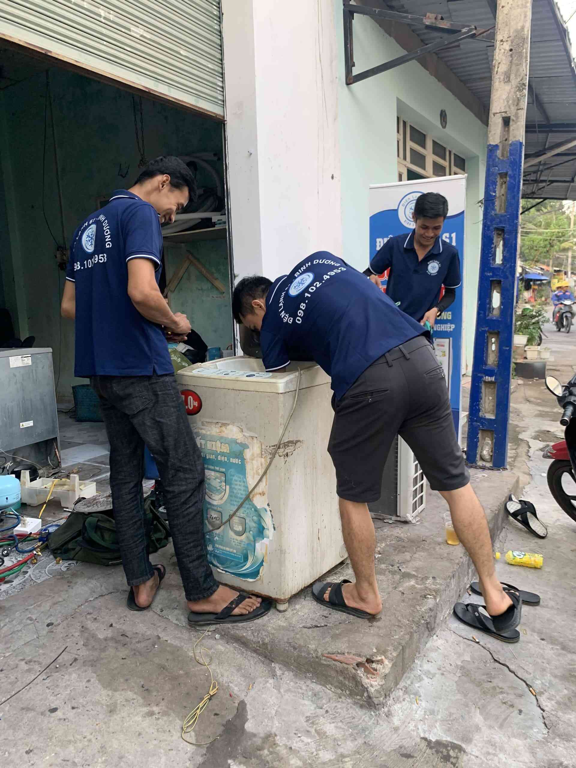 Kiểm tra máy giặt trước khi bàn giao cho khách hàng Kiểm tra máy giặt trước khi bàn giao cho khách hàng