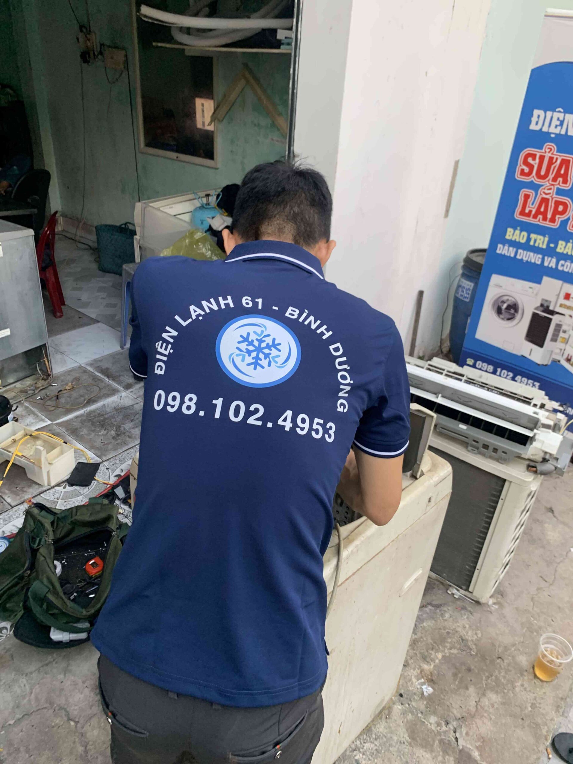 Lau chùi vị trí làm việc sau khi vệ sinh máy giặt Lau chùi vị trí làm việc sau khi vệ sinh máy giặt