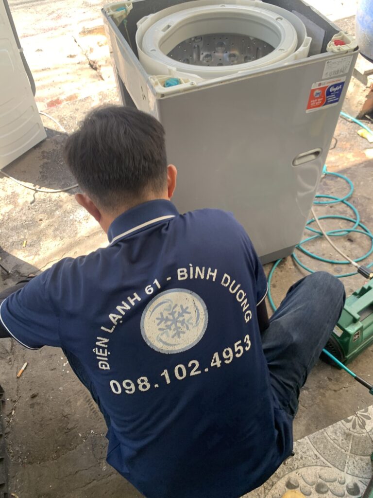 Lồng máy giặt bám đầy cặn bẩn và bùn đất lâu ngày chưa được vệ sinh tại Thuận An.