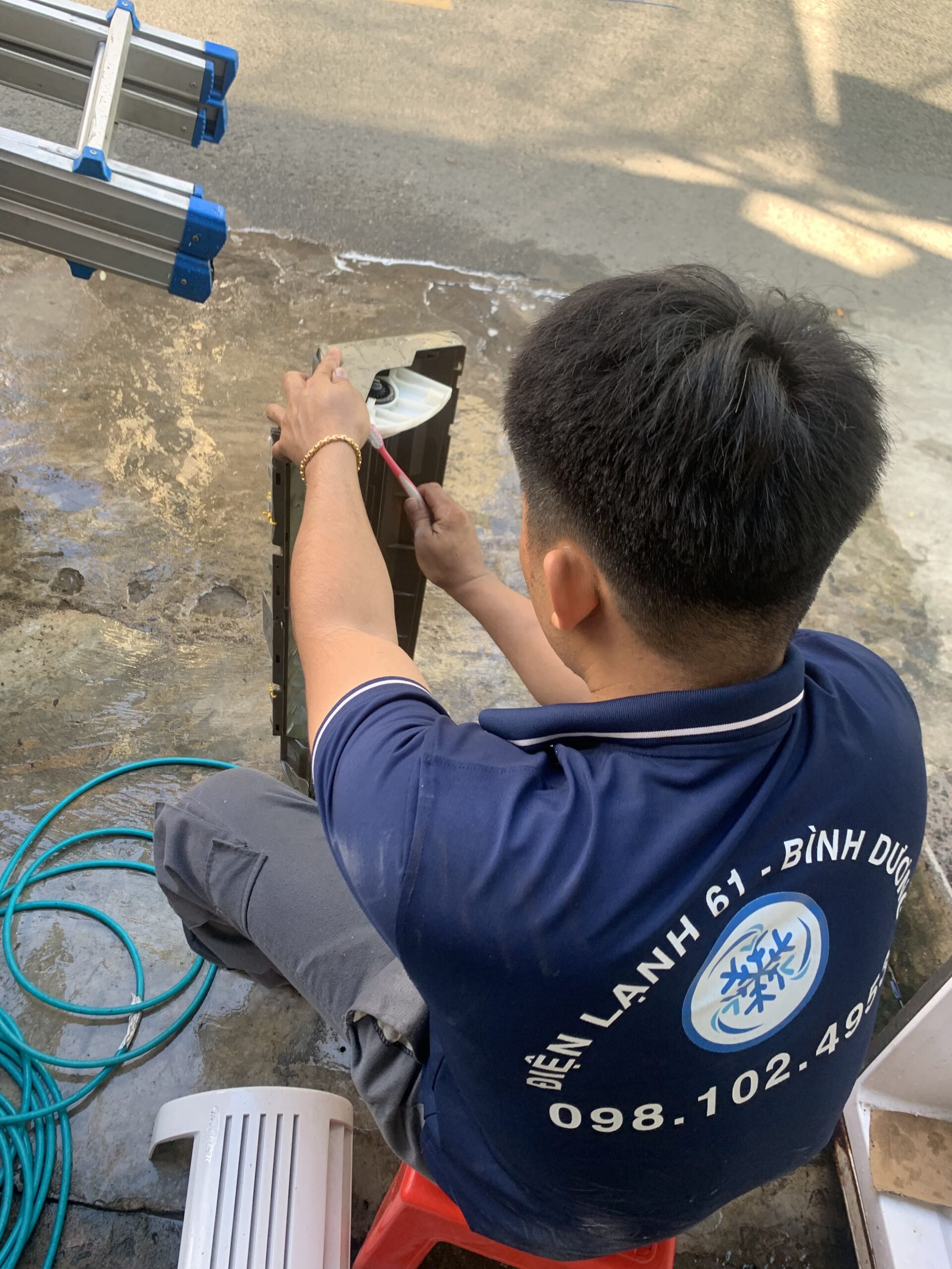 Máy lạnh được xịt rửa bằng máy chuyên dụng tại nhà ở Dĩ An