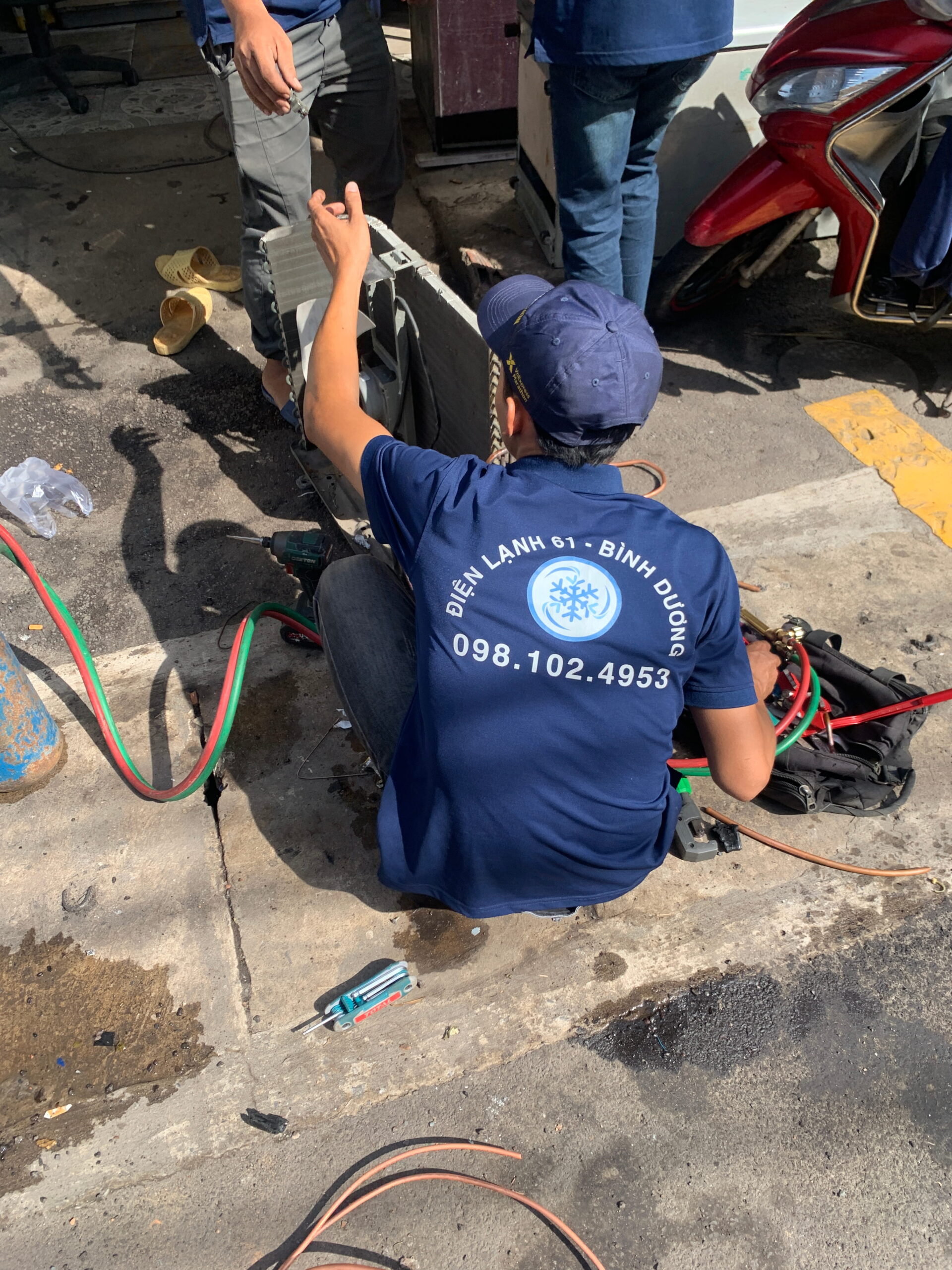 Nhân viên Điện Lạnh 61 báo giá minh bạch trước khi sửa chữa máy lạnh cho khách hàng tại Thuận An