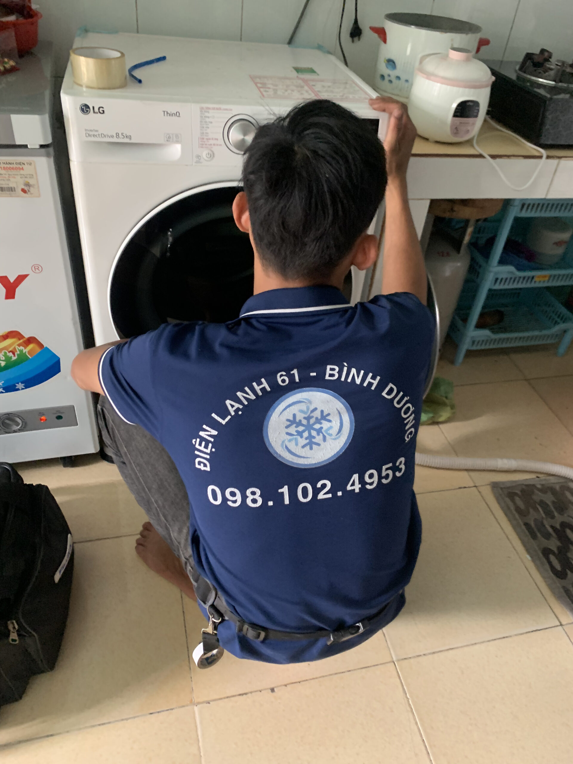 Nhân viên Điện Lạnh 61 tư vấn và báo giá sửa máy giặt minh bạch tại nhà Dĩ An