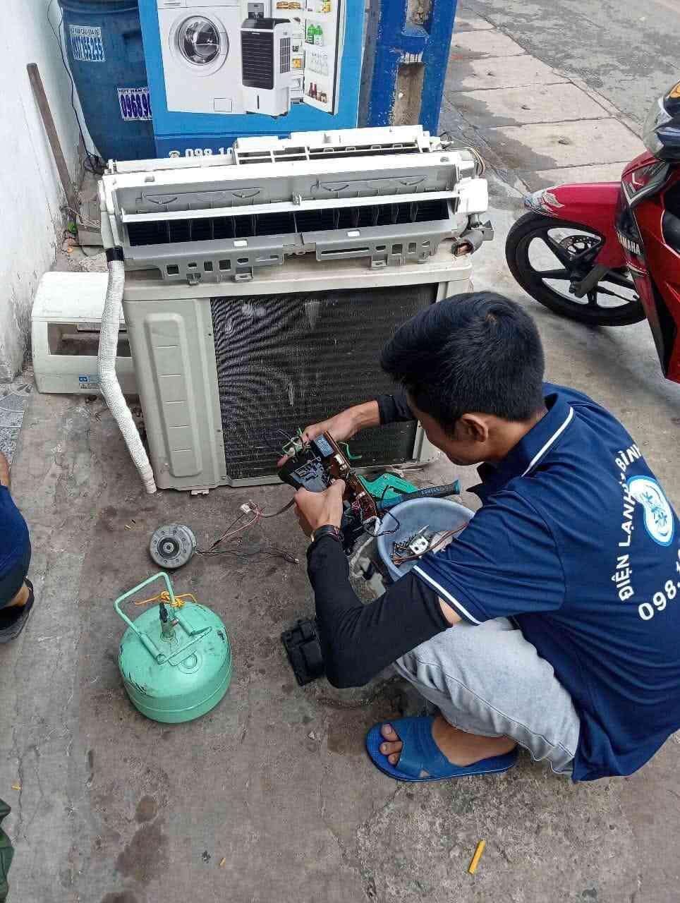 Sạc thêm gas cho máy lạnh của khách hàng Thuận An Sạc thêm gas cho máy lạnh của khách hàng Thuận An