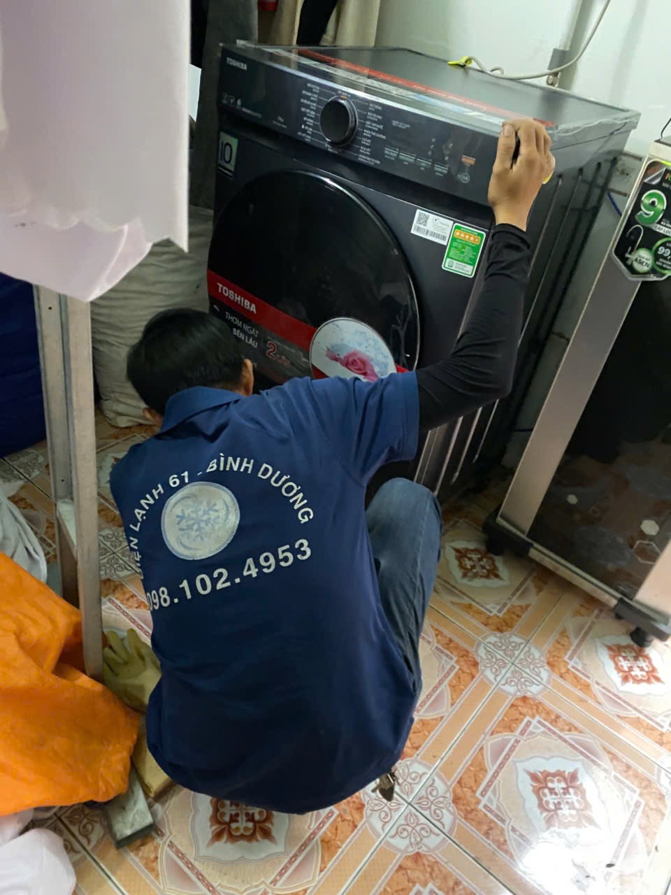 Sửa máy giặt Toshiba cửa trước inverter tại nhà khách hàng ở Tân Bình Dĩ An