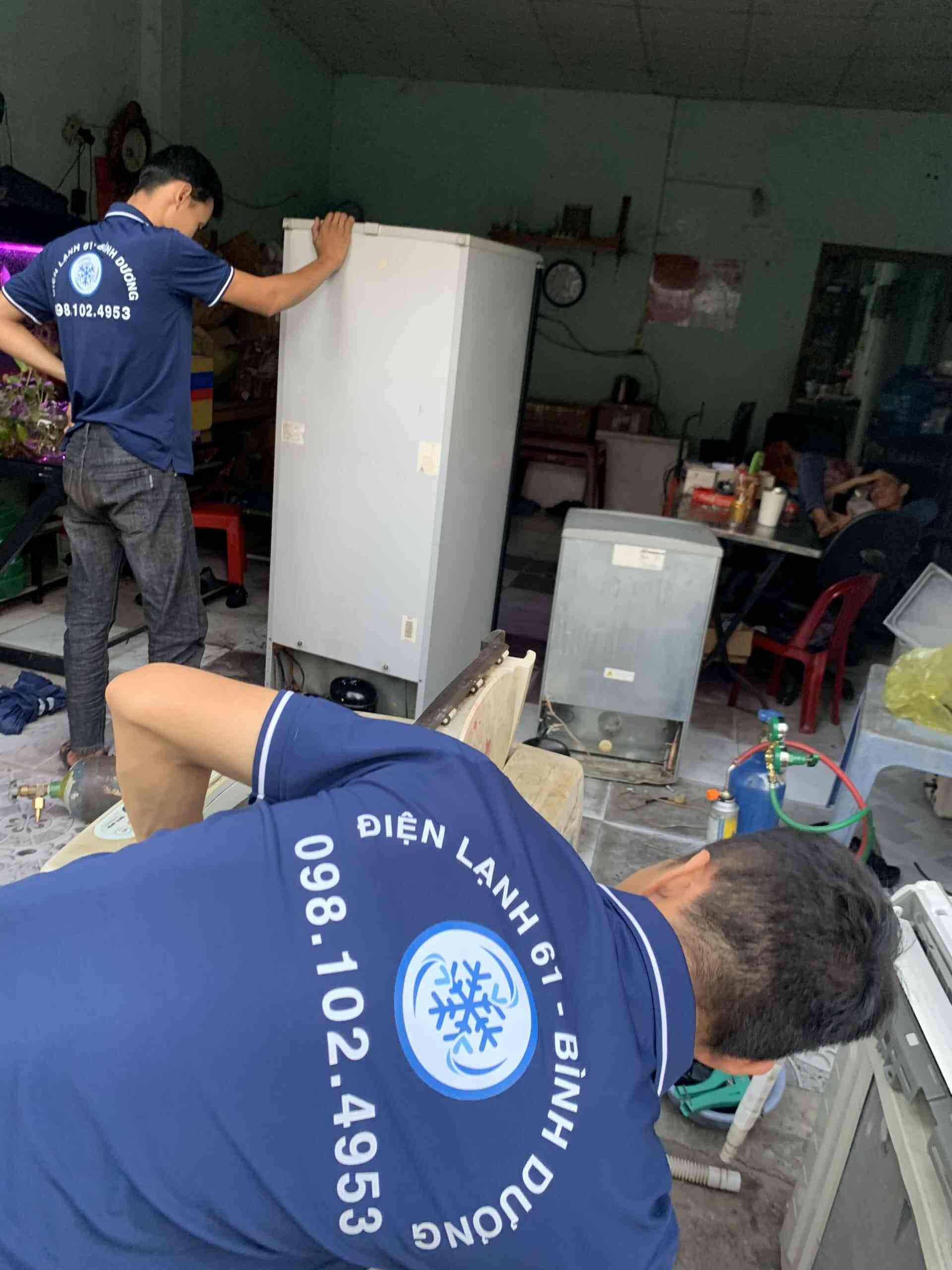 Sua-tu-lanh-bi-ro-nuoc-va-dong-tuyet-bat-thuong-tai-Di-An-Binh-Duong Sửa tủ lạnh bị rò nước và đóng tuyết bất thường tại Dĩ An Bình Dương