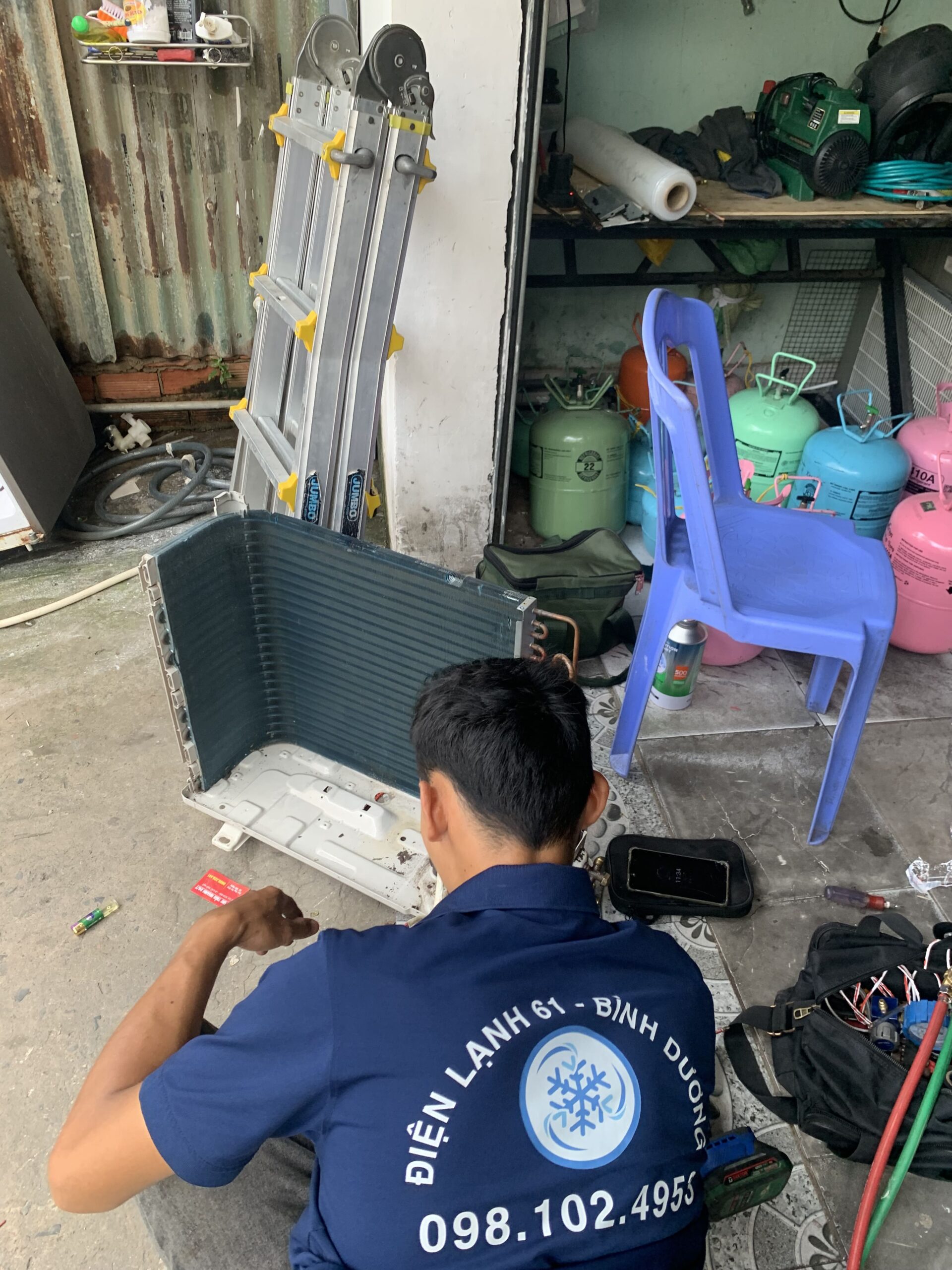 Thợ Điện Lạnh 61 đang kiểm tra bo mạch máy lạnh tại Thuận An Thợ Điện Lạnh 61 đang kiểm tra bo mạch máy lạnh tại Thuận An