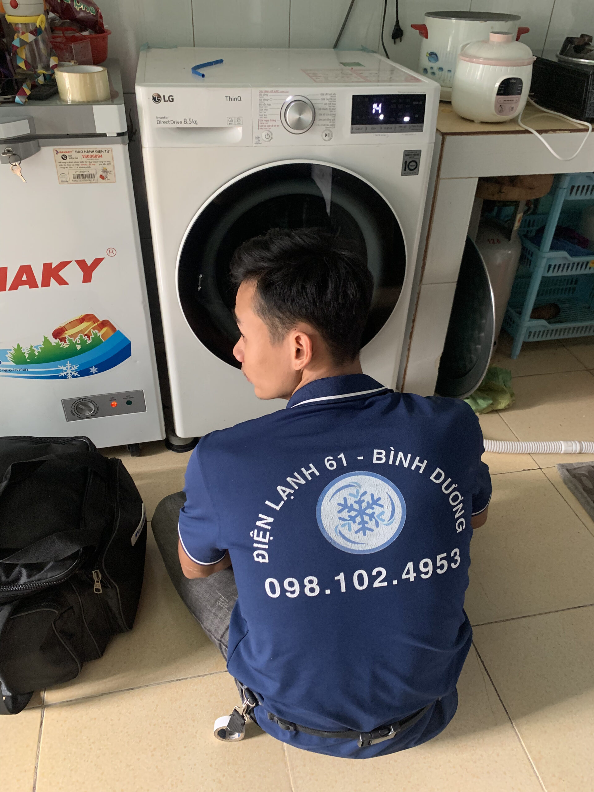 Thợ Điện Lạnh 61 kiểm tra vận hành máy giặt lồng ngang sau khi vệ sinh xong