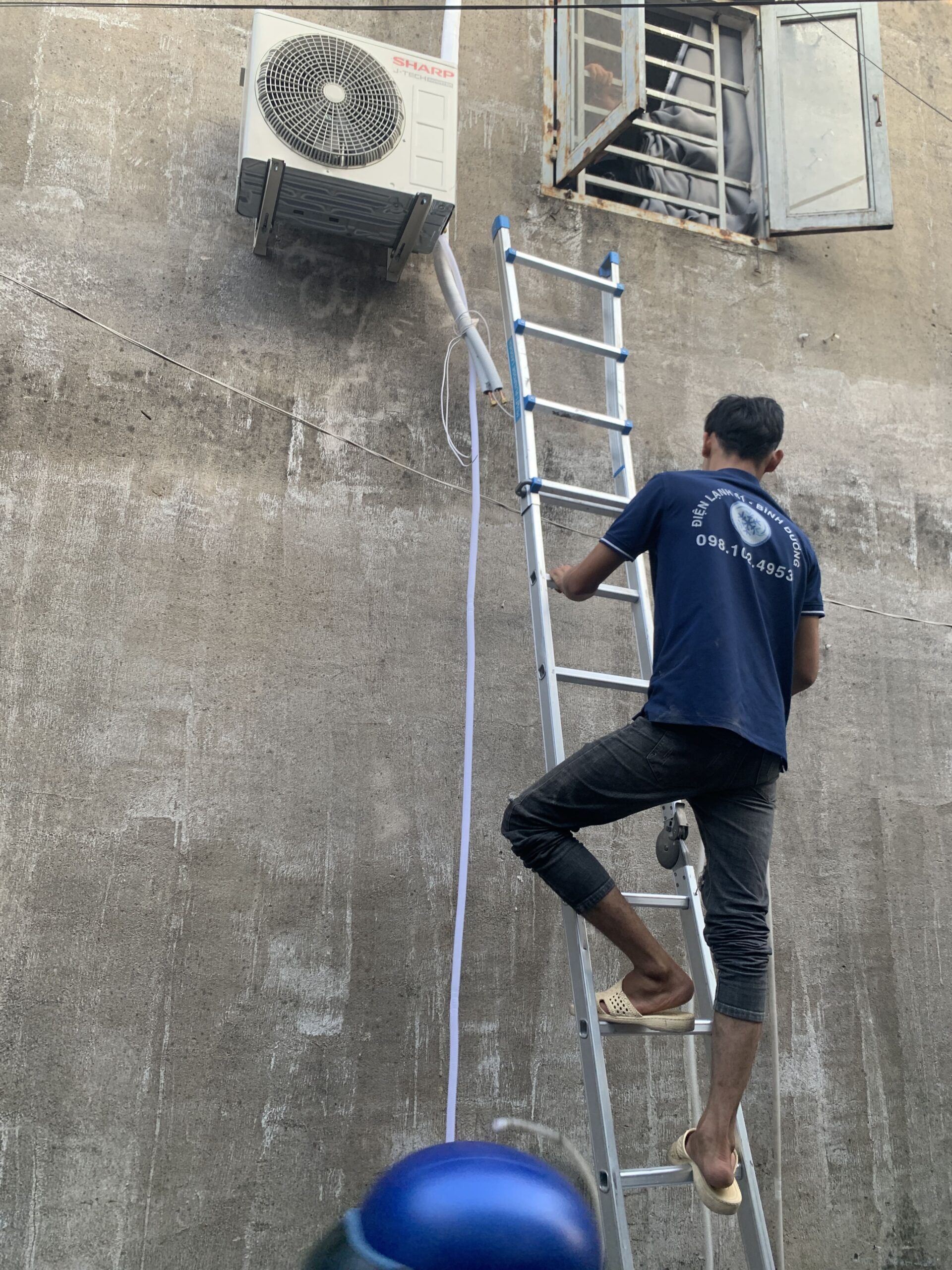 Tho-Dien-Lanh-61-tien-hanh-nhot-gas-may-lanh-an-toan-truoc-khi-thao-do-tai-Thuan-An Thợ Điện Lạnh 61 tiến hành nhốt gas máy lạnh an toàn trước khi tháo dỡ tại Thuận An.