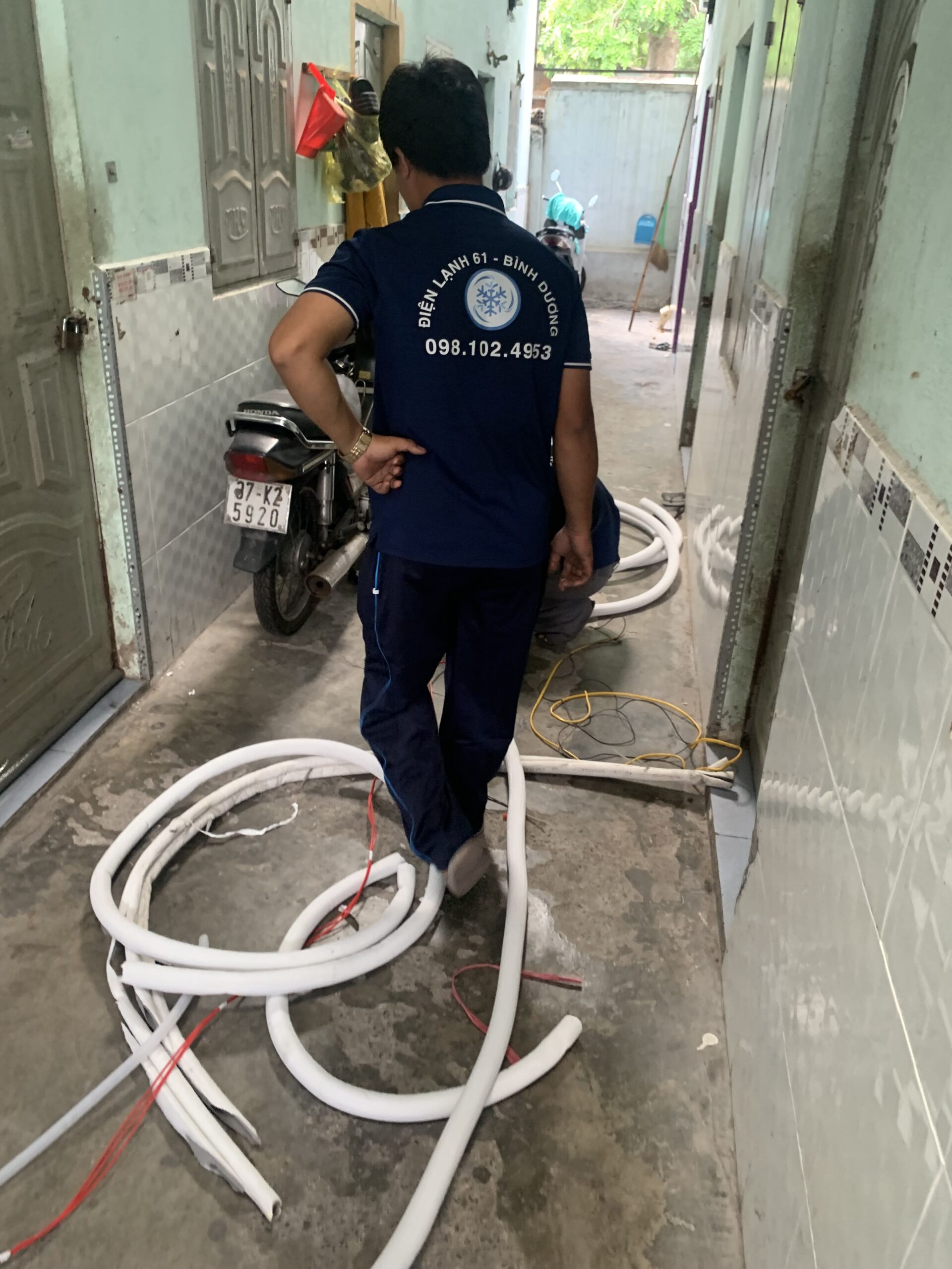 Thợ đang kết nối ống đồng đúng kỹ thuật khi lắp máy lạnh Thợ đang kết nối ống đồng đúng kỹ thuật khi lắp máy lạnh