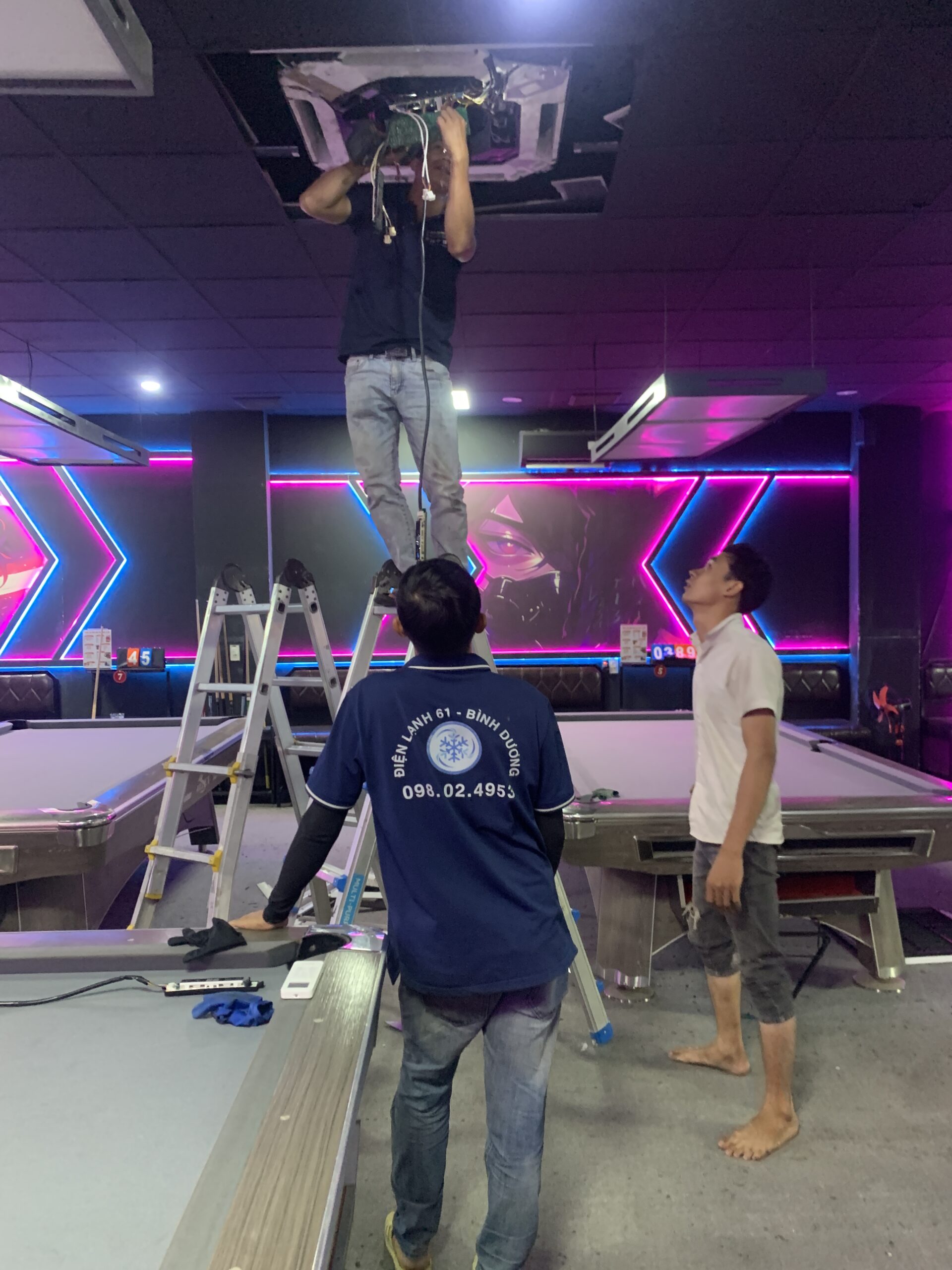 Thợ kỹ thuật của Điện Lạnh 61 đang kiểm tra và sửa máy lạnh tại nhà ở khu vực Thuận An.