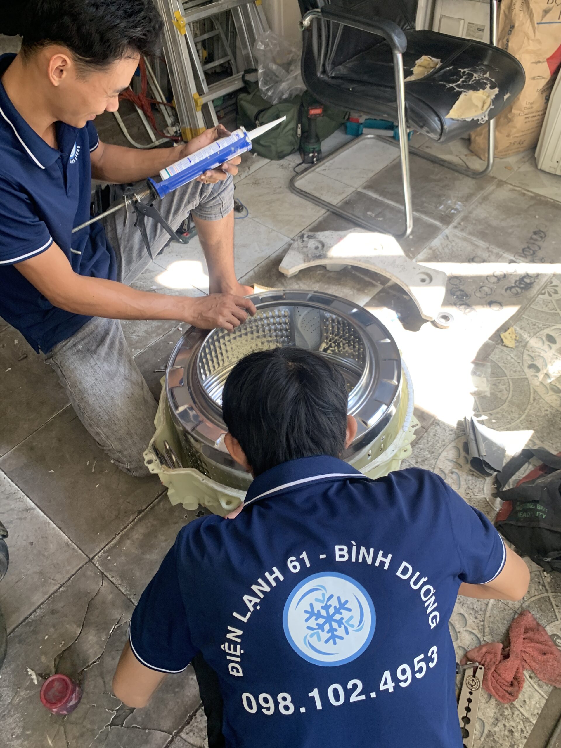 Thợ rửa máy giặt tại Phường Dĩ An xịt sạch mảng bám xà phòng lâu ngày trên chảng ba.