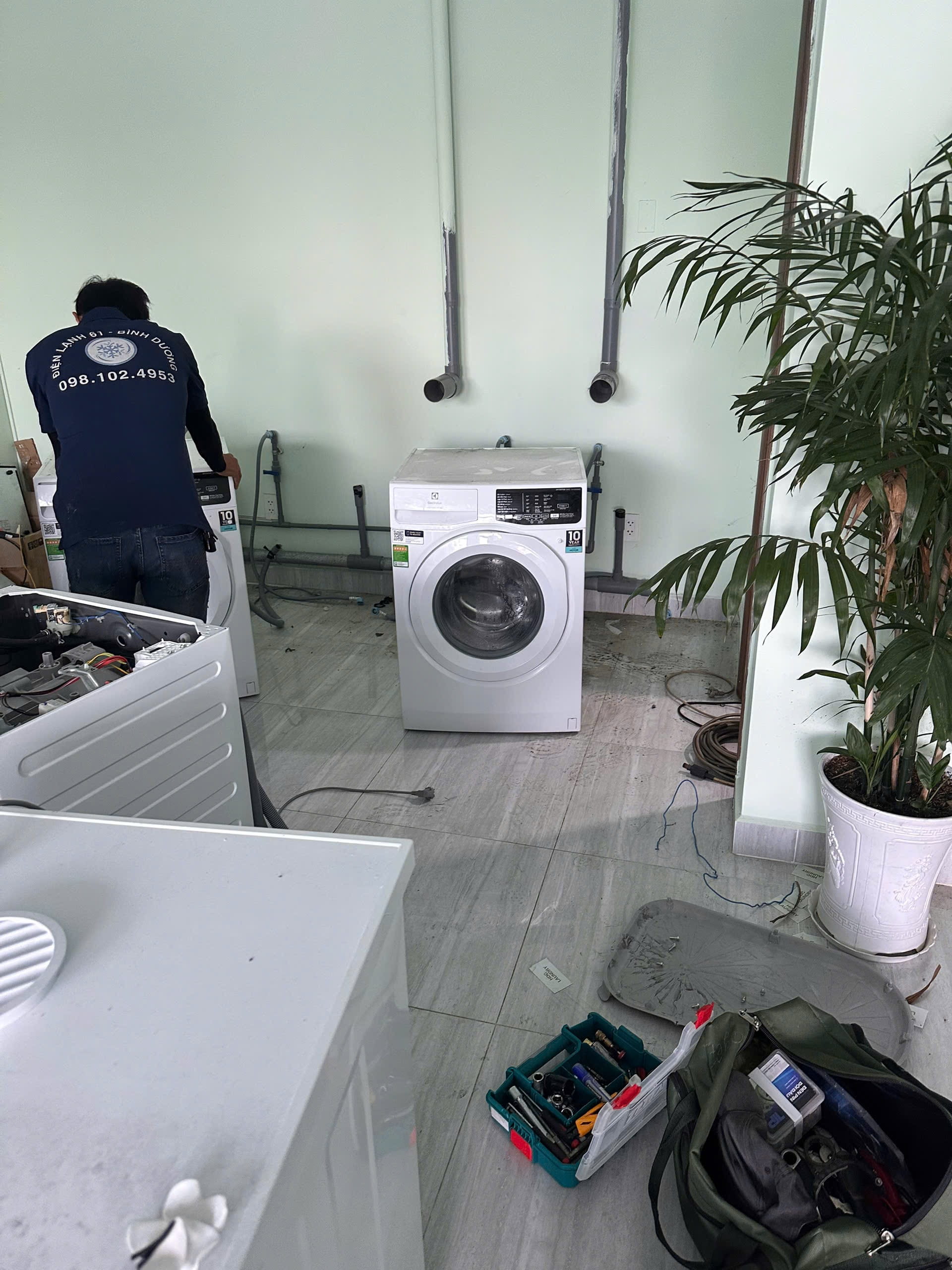 Thợ sửa máy giặt tại Dĩ An kiểm tra bo mạch và các lỗi hư hỏng thường gặp