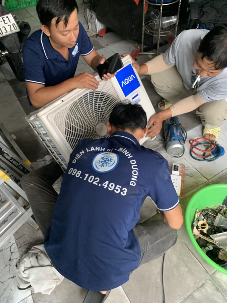 Thợ sửa máy lạnh tại Dĩ An đang kiểm tra áp suất gas và block máy - Điện Lạnh 61