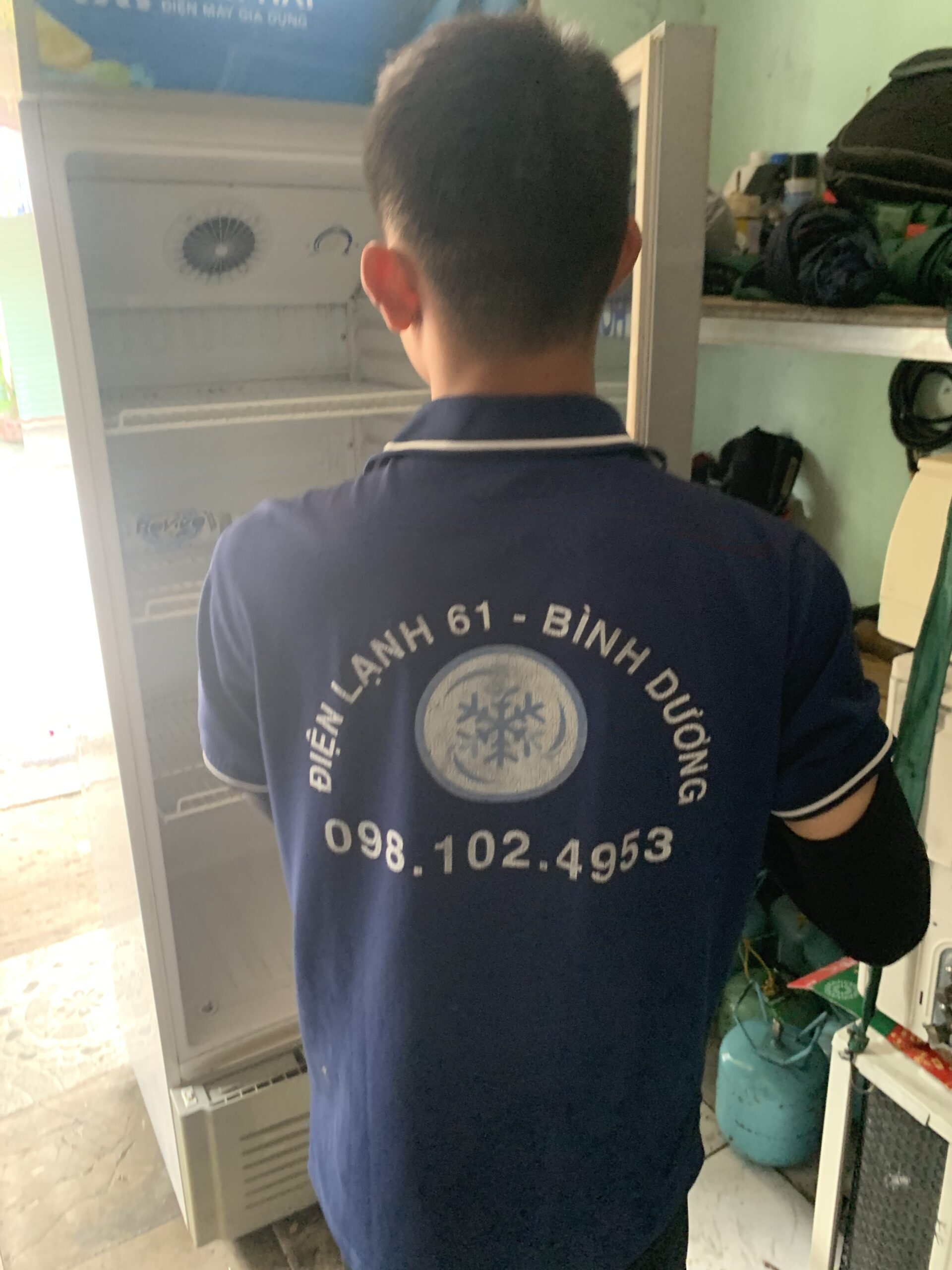 Tho-sua-tu-lanh-tai-Di-An-cua-Dien-Lanh-61-dang-kiem-tra-loi-dong-tuyet-ngan-da Thợ sửa tủ lạnh tại Dĩ An của Điện Lạnh 61 đang kiểm tra lỗi đóng tuyết ngăn đá