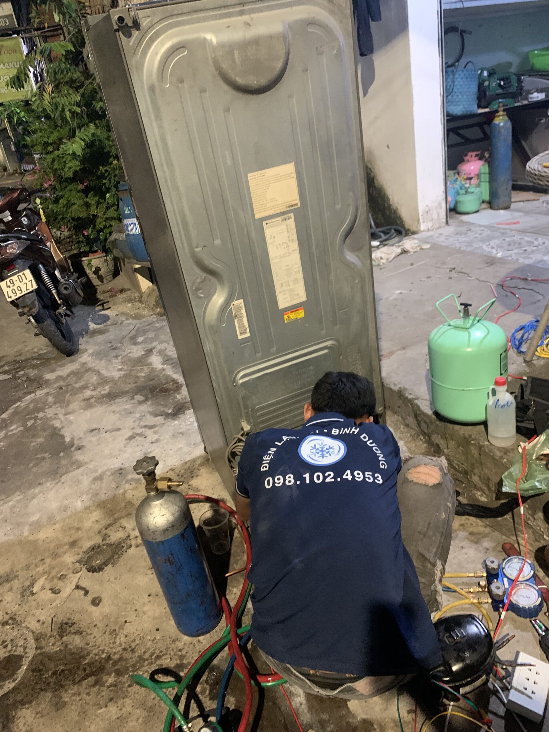 Thợ sửa tủ lạnh tại nhà Dĩ An đang kiểm tra lỗi tủ không lạnh - Điện Lạnh 61