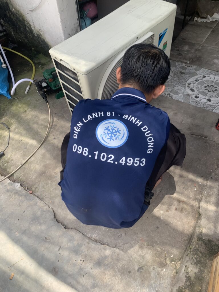 Thợ tháo lắp máy lạnh tại Dĩ An chuyên nghiệp đang thi công dàn nóng an toàn - Điện Lạnh 61