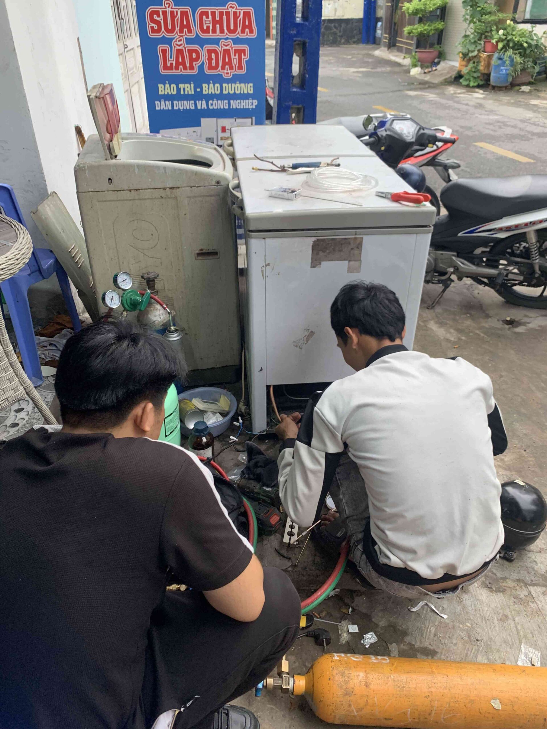 Tu-lanh-keu-to-khi-hoat-dong-duoc-sua-tan-nha-o-Thuan-An-Binh-Duong Tủ lạnh kêu to khi hoạt động được sửa tận nhà ở Thuận An Bình Dương