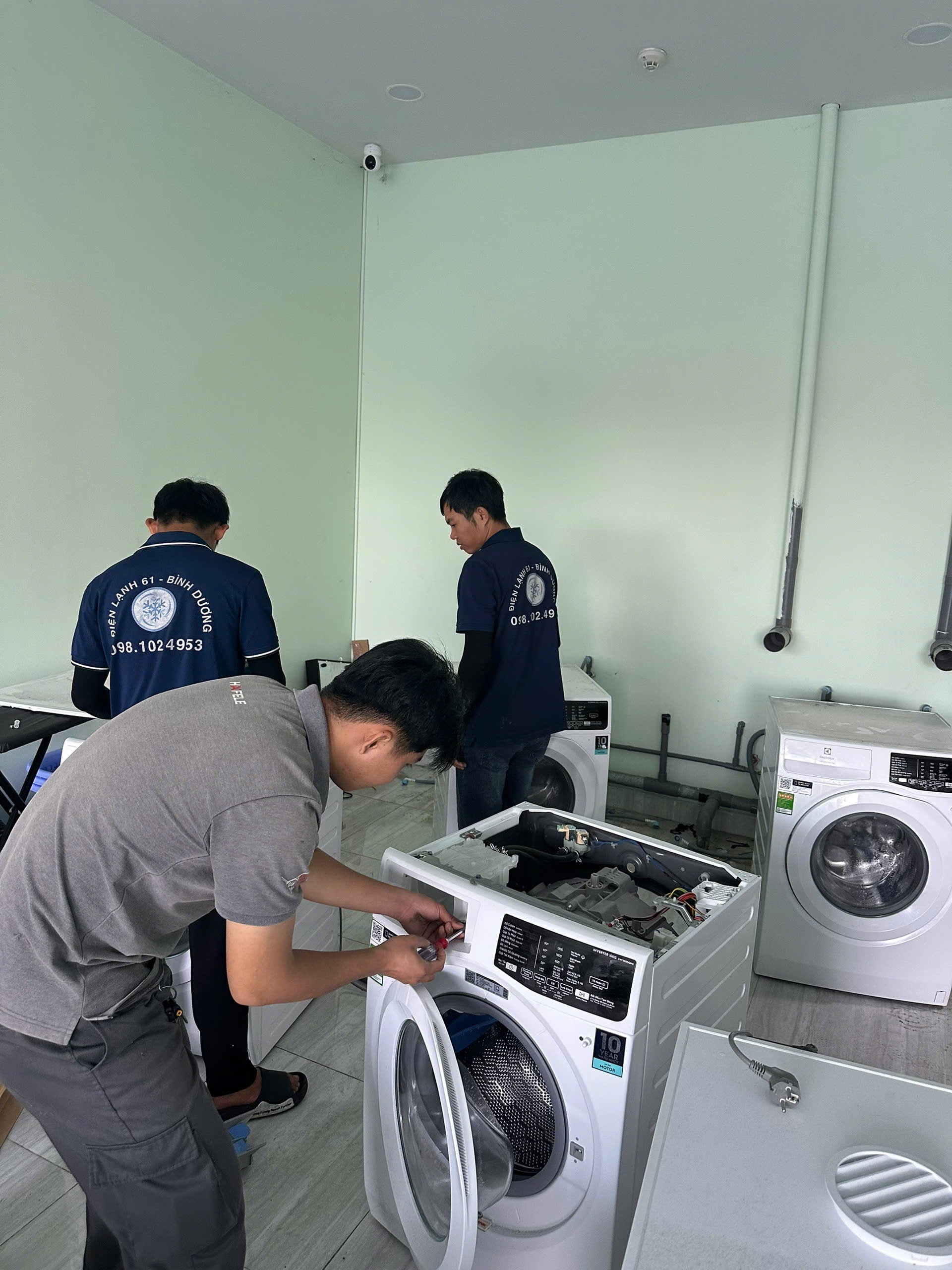 Vệ sinh kỹ lưới lọc sơ vải và khay chứa nước xả tủ của máy giặt lồng ngang.