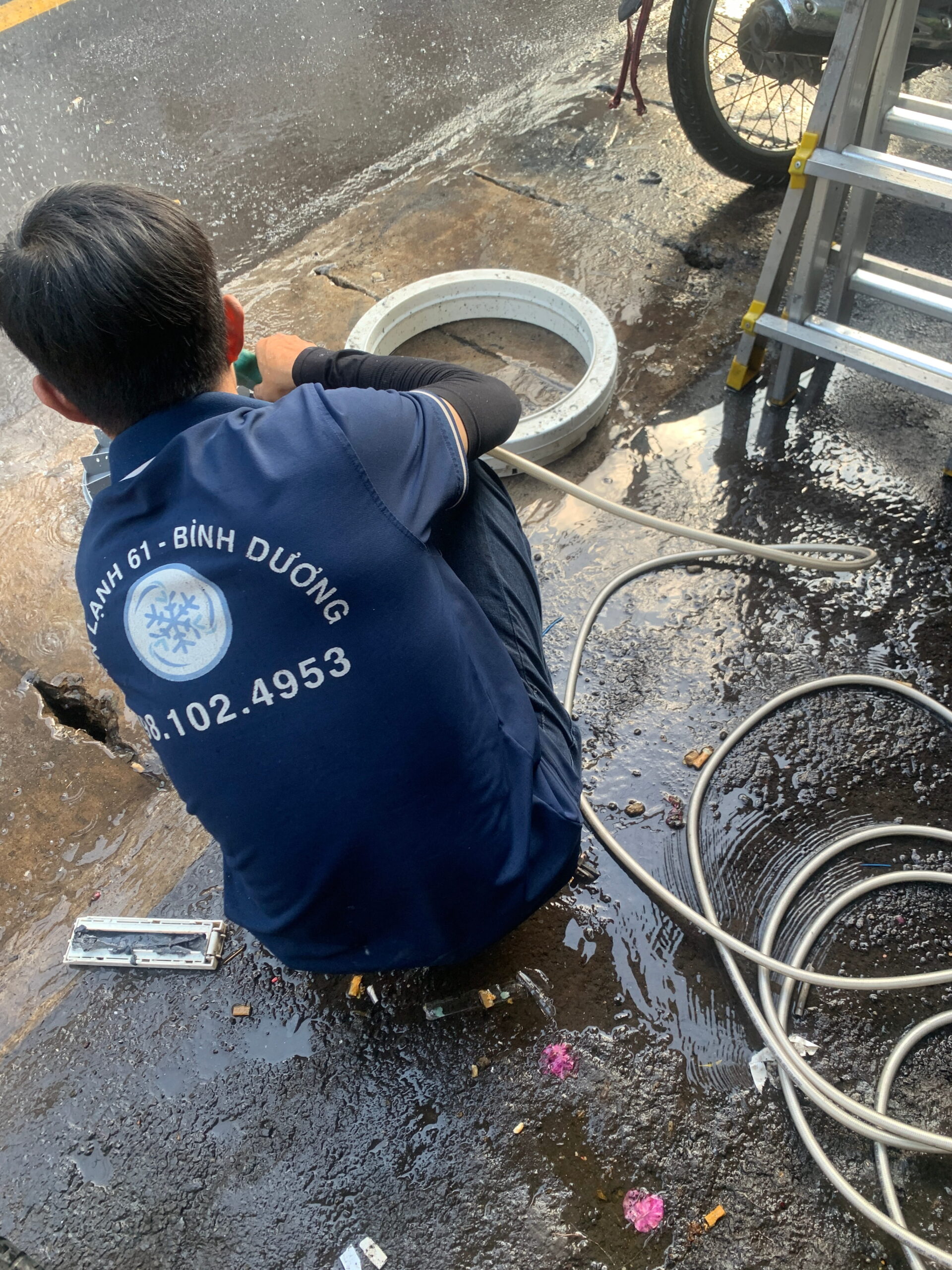 Vệ sinh làm sạch bề mặt bên ngoài và bảo dưỡng máy giặt định kỳ tại nhà Thuận An