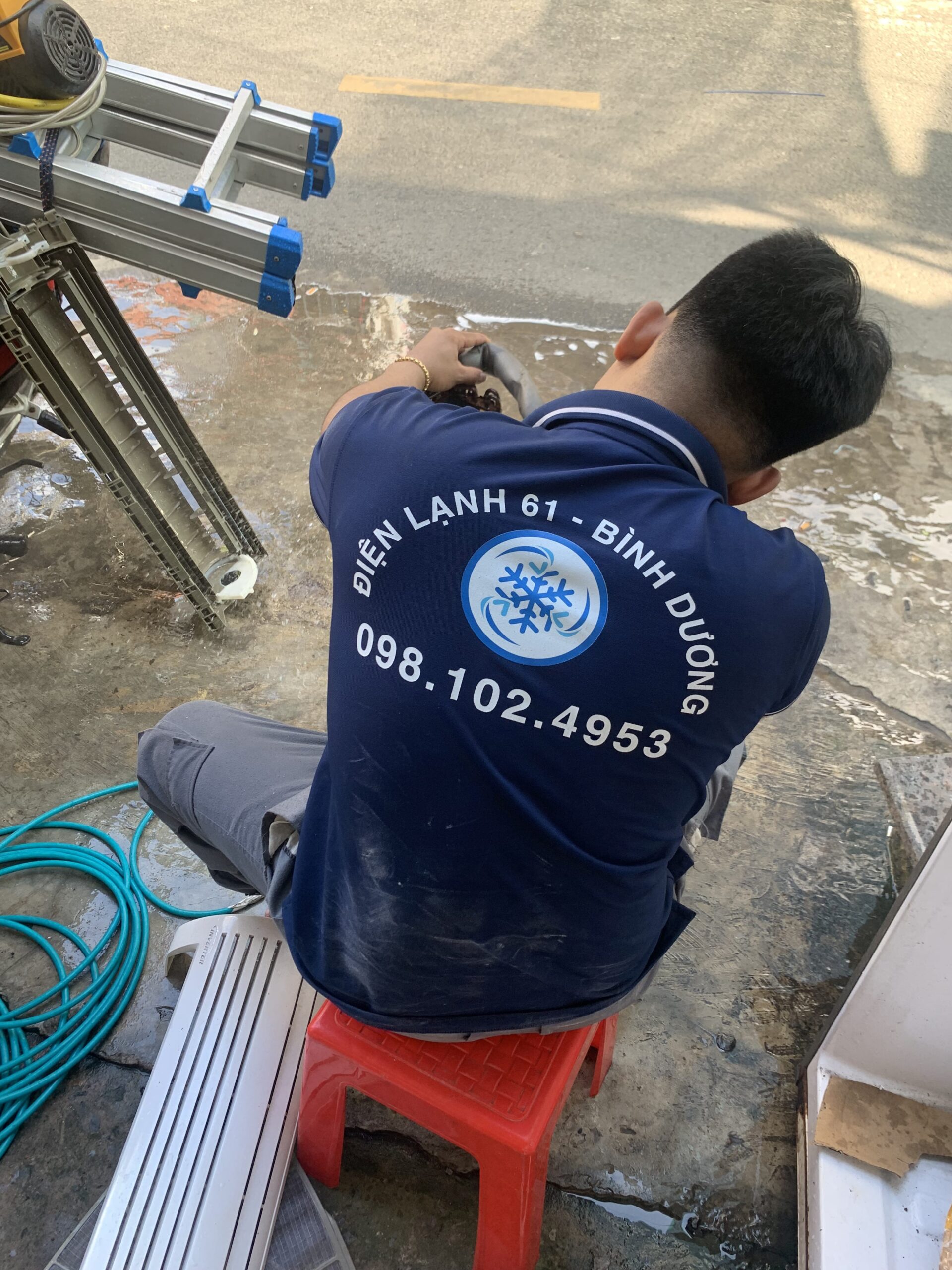 Vệ sinh lưới lọc và dàn lạnh máy lạnh tại Dĩ An theo đúng quy trình