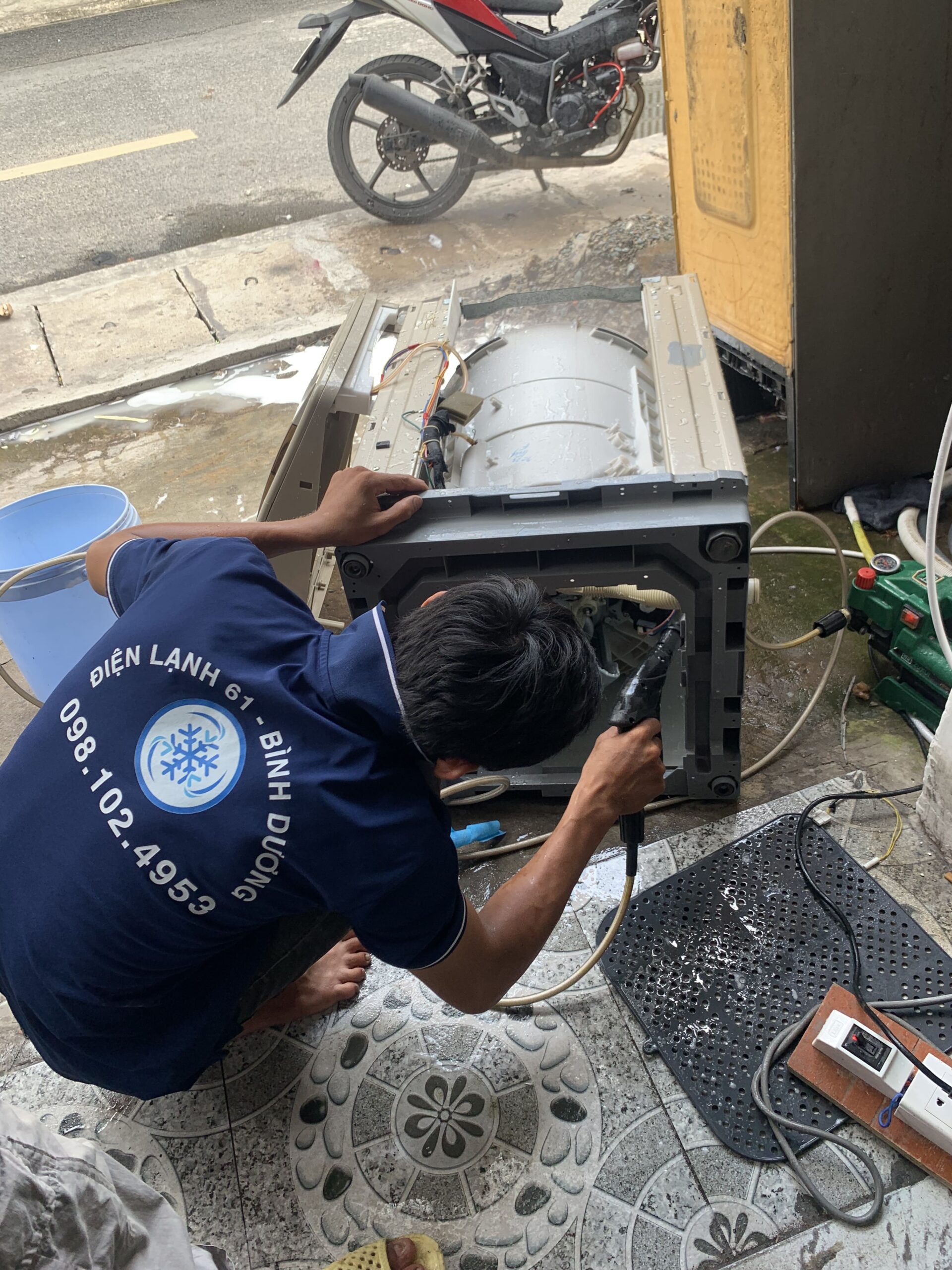 Cận cảnh "Chảng ba" máy giặt bị gãy hoặc bám cặn