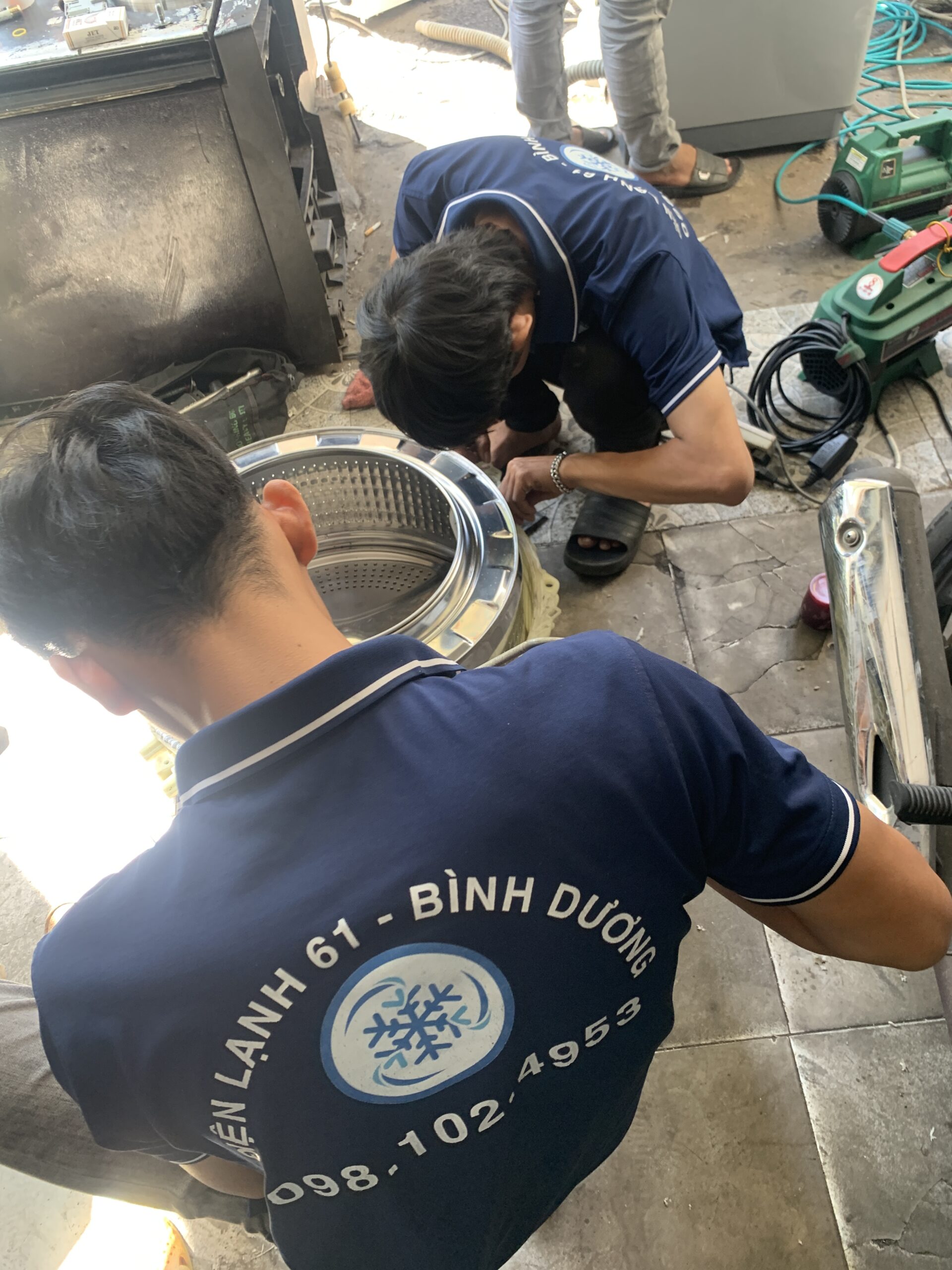 Đội ngũ kỹ thuật Điện Lạnh 61 kiểm tra vận hành máy giặt sau khi bảo dưỡng.