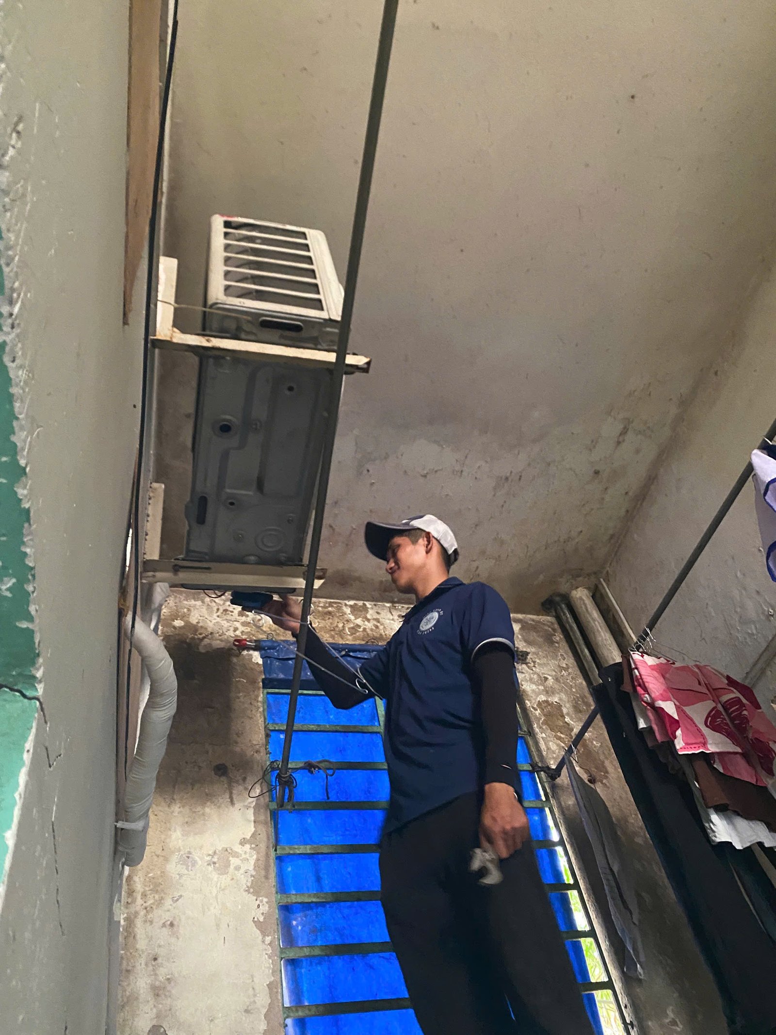 Kiểm tra cục nóng máy lạnh kêu to trong quá trình vệ sinh