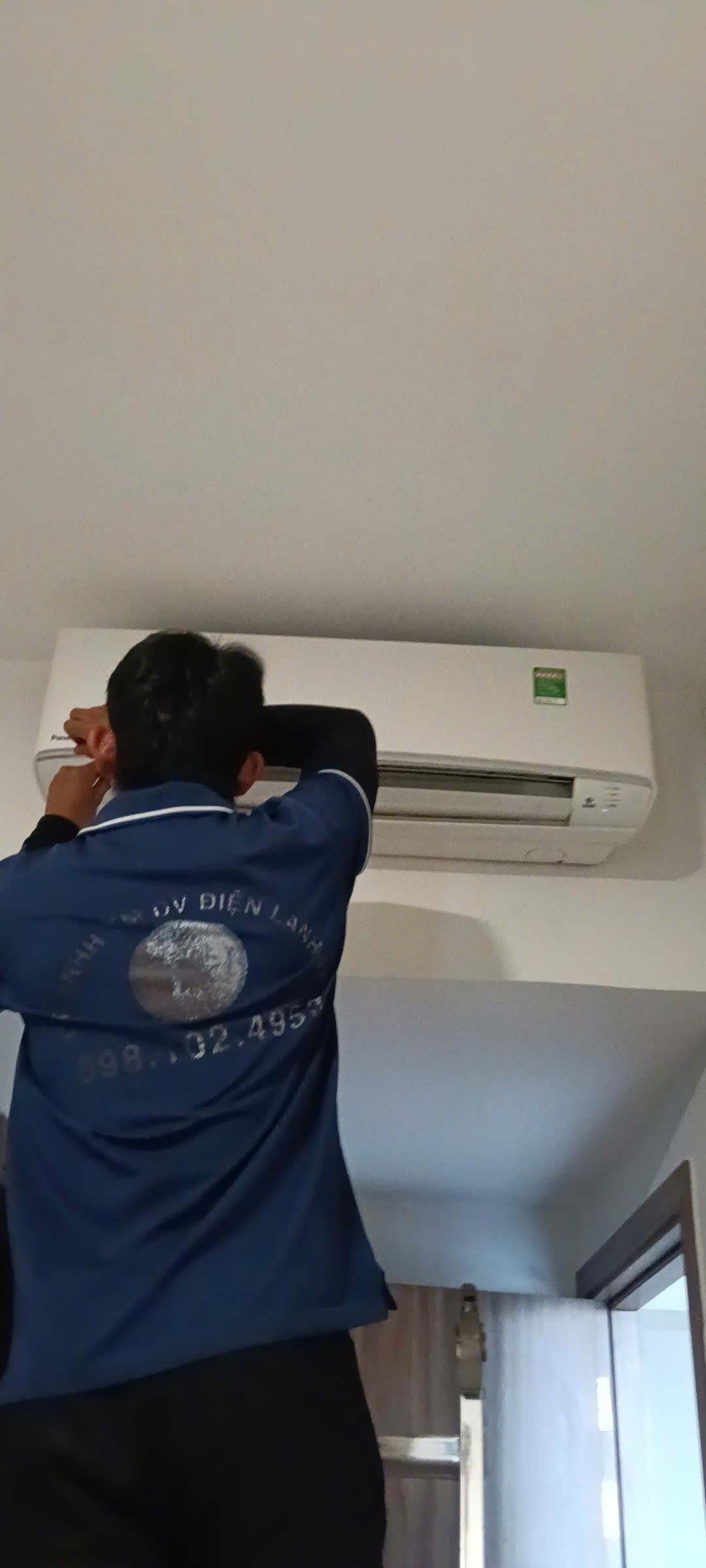 Kỹ thuật viên điện lạnh 61 kiểm tra tình trạng máy sau khi lắp