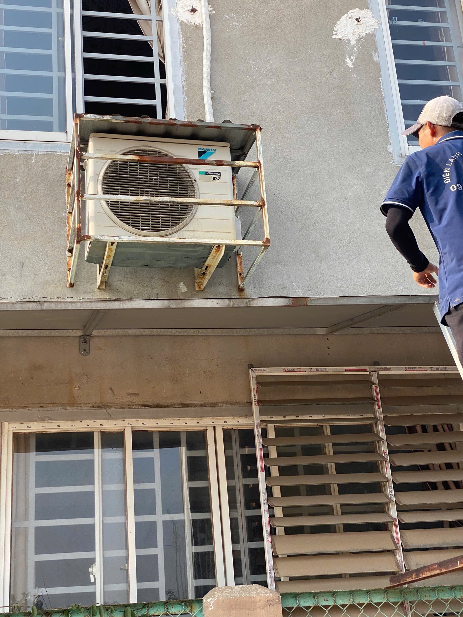 Kiểm tra và tháo cục nóng máy lạnh Daikin ở Thuận An