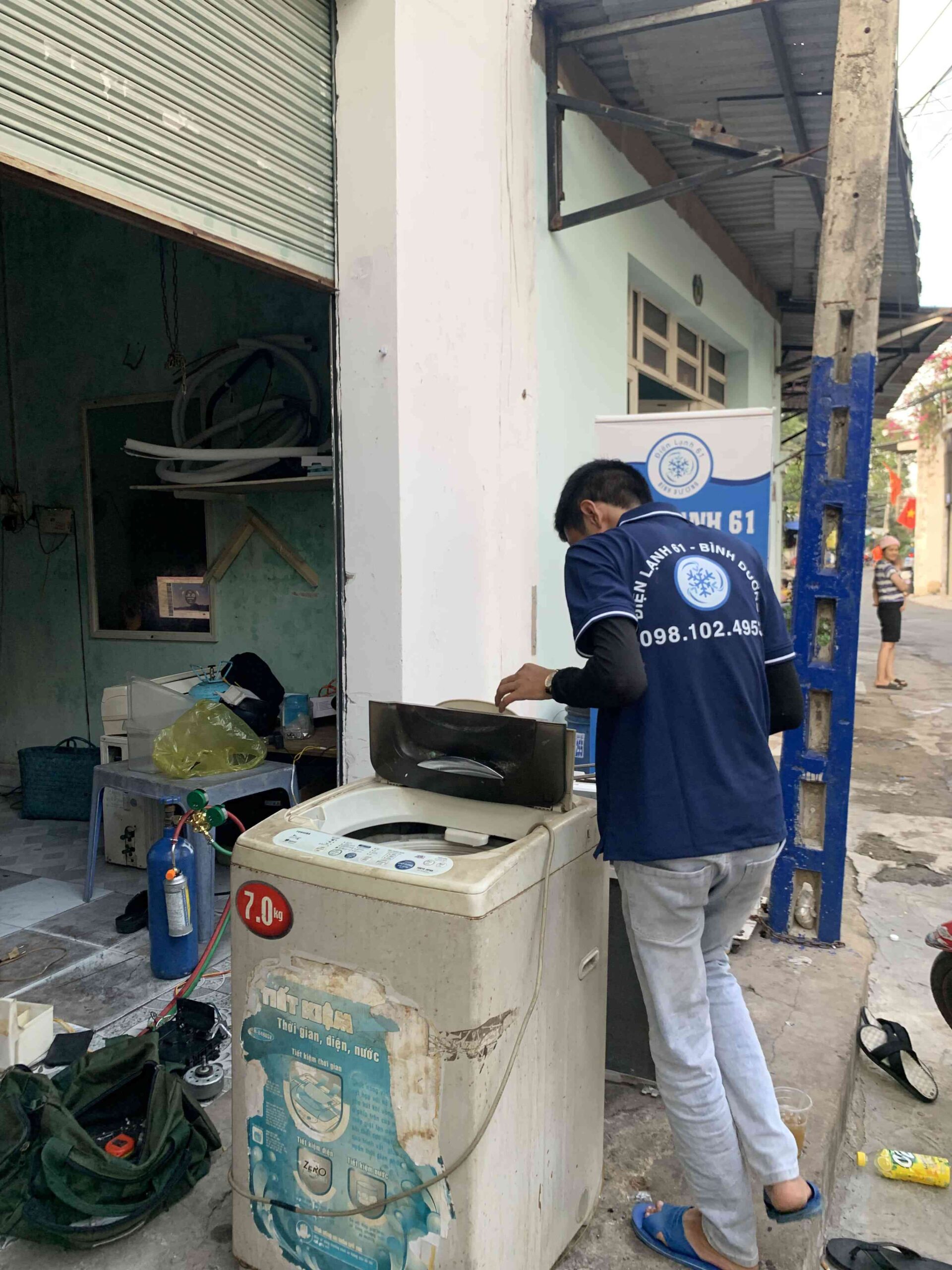 làm sạch triệt để bằng máy phun áp lực nước làm sạch triệt để bằng máy phun áp lực nước
