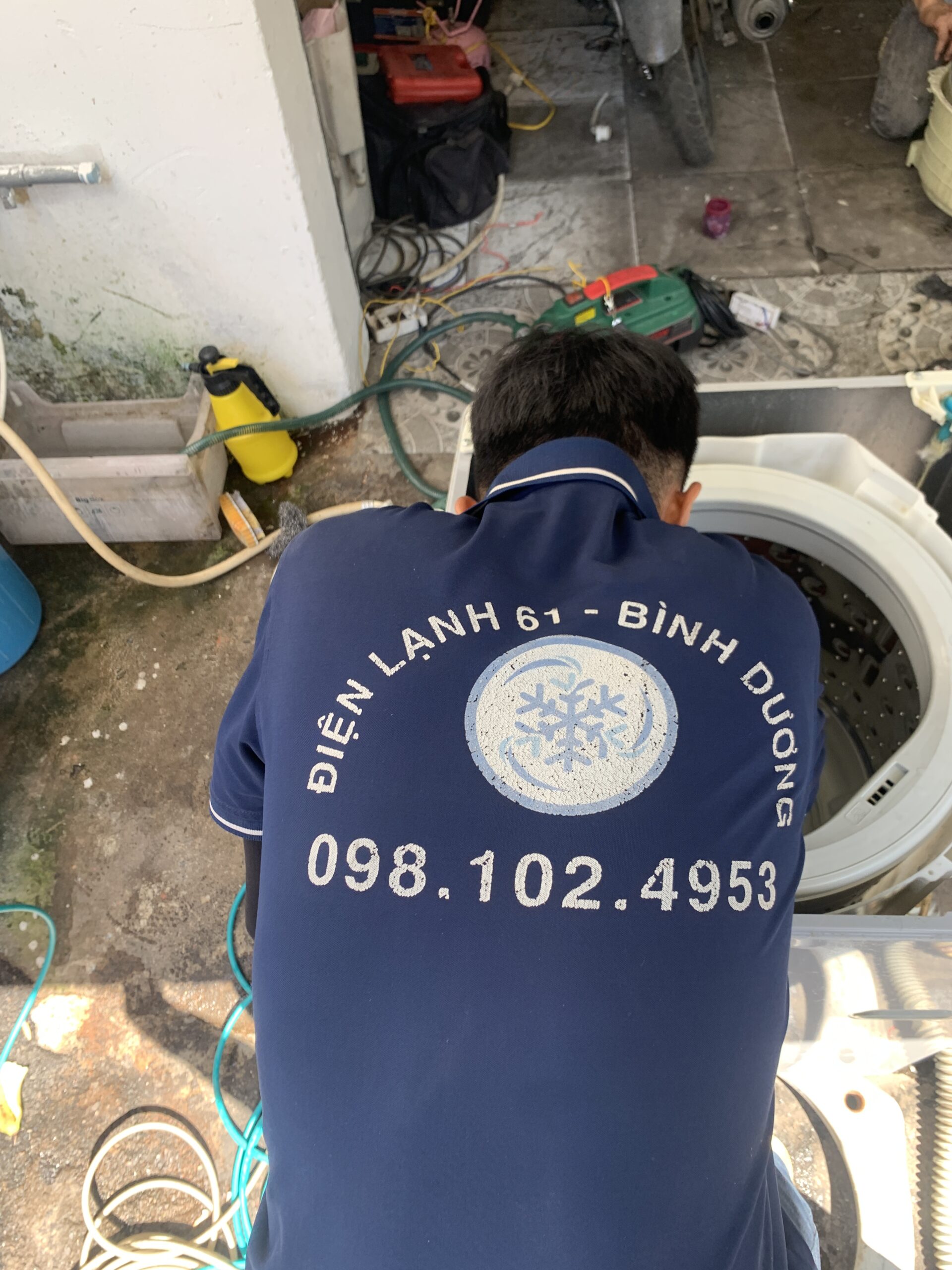 Lắp ráp lại cẩn thận các chi tiết máy giặt sau khi đã làm sạch toàn diện.