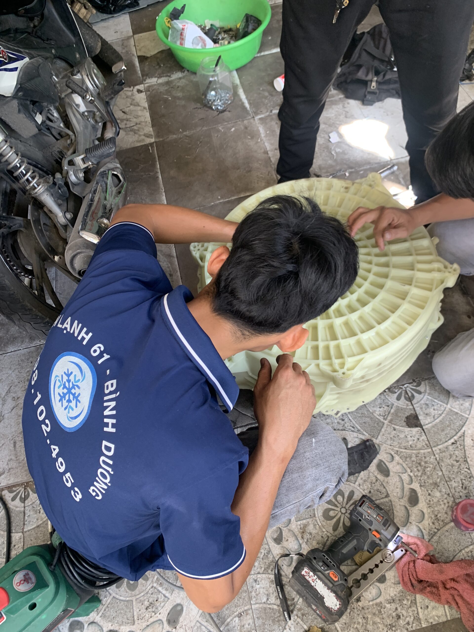 Lồng máy giặt sáng bóng như mới sau khi sử dụng dịch vụ vệ sinh tại Thuận An.