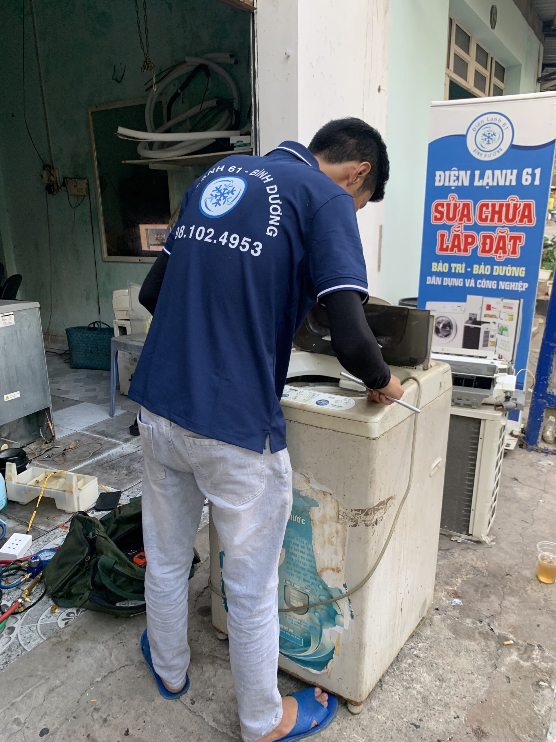 Kỹ thuật viên sửa bo mạch máy giặt Inverter bị lỗi nguồn. Kỹ thuật viên sửa bo mạch máy giặt Inverter bị lỗi nguồn.