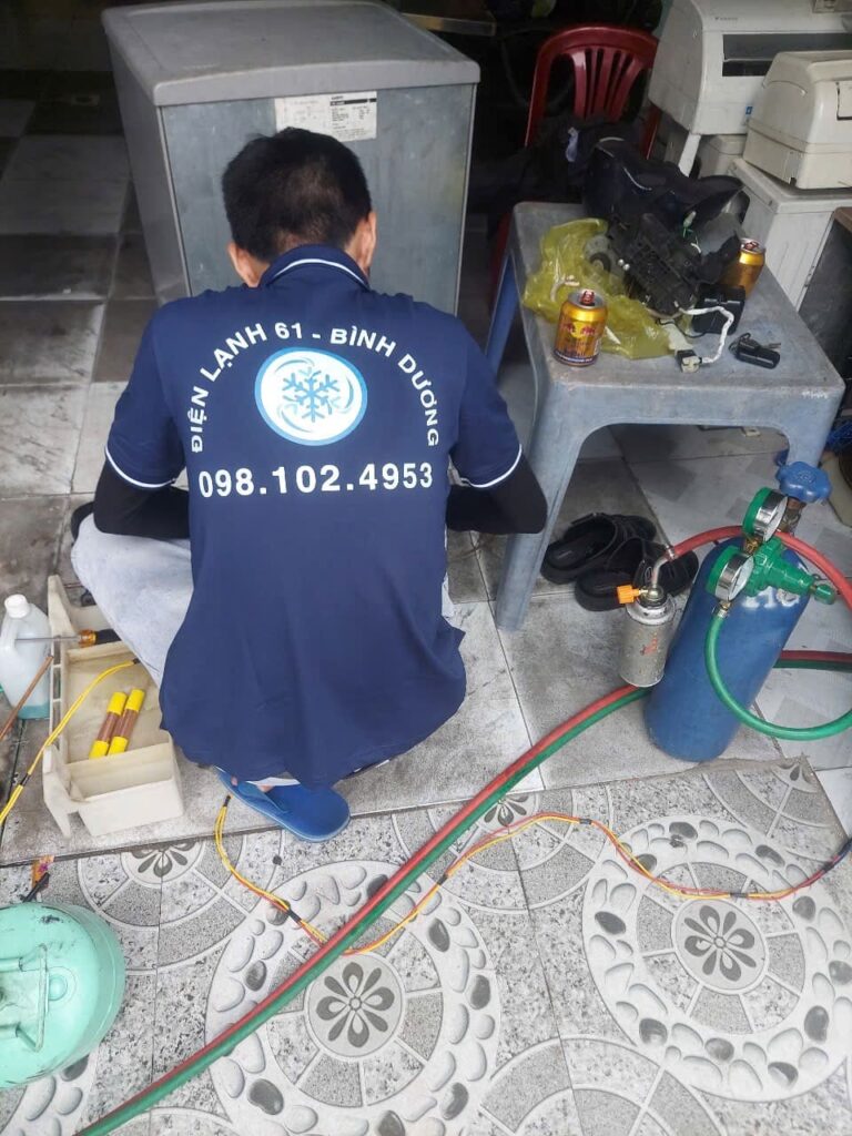 Sửa chữa tủ lạnh tại nhà Dĩ An Điện Lạnh 61