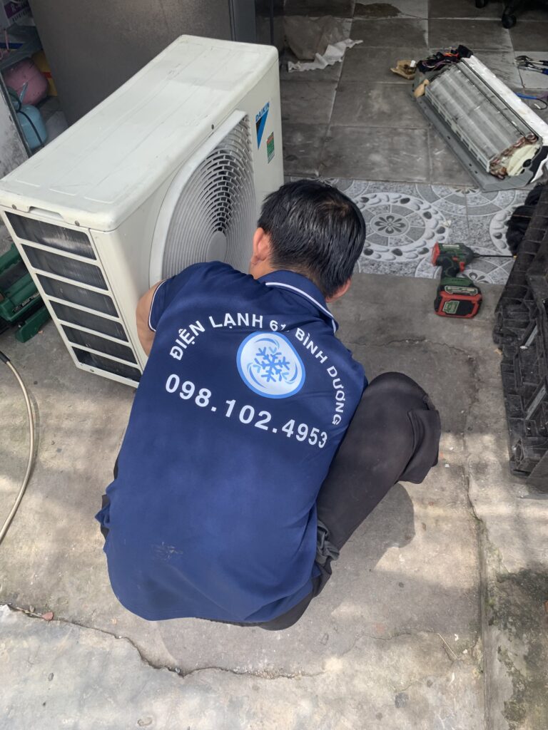 Điện lạnh 61 thực hiện tháo lắp máy lạnh ở Thuận An Bình Dương