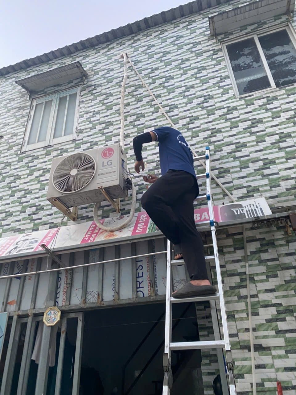 Thợ điện lạnh 61 tiến hành lăp đặt cục nóng máy lạnh LG