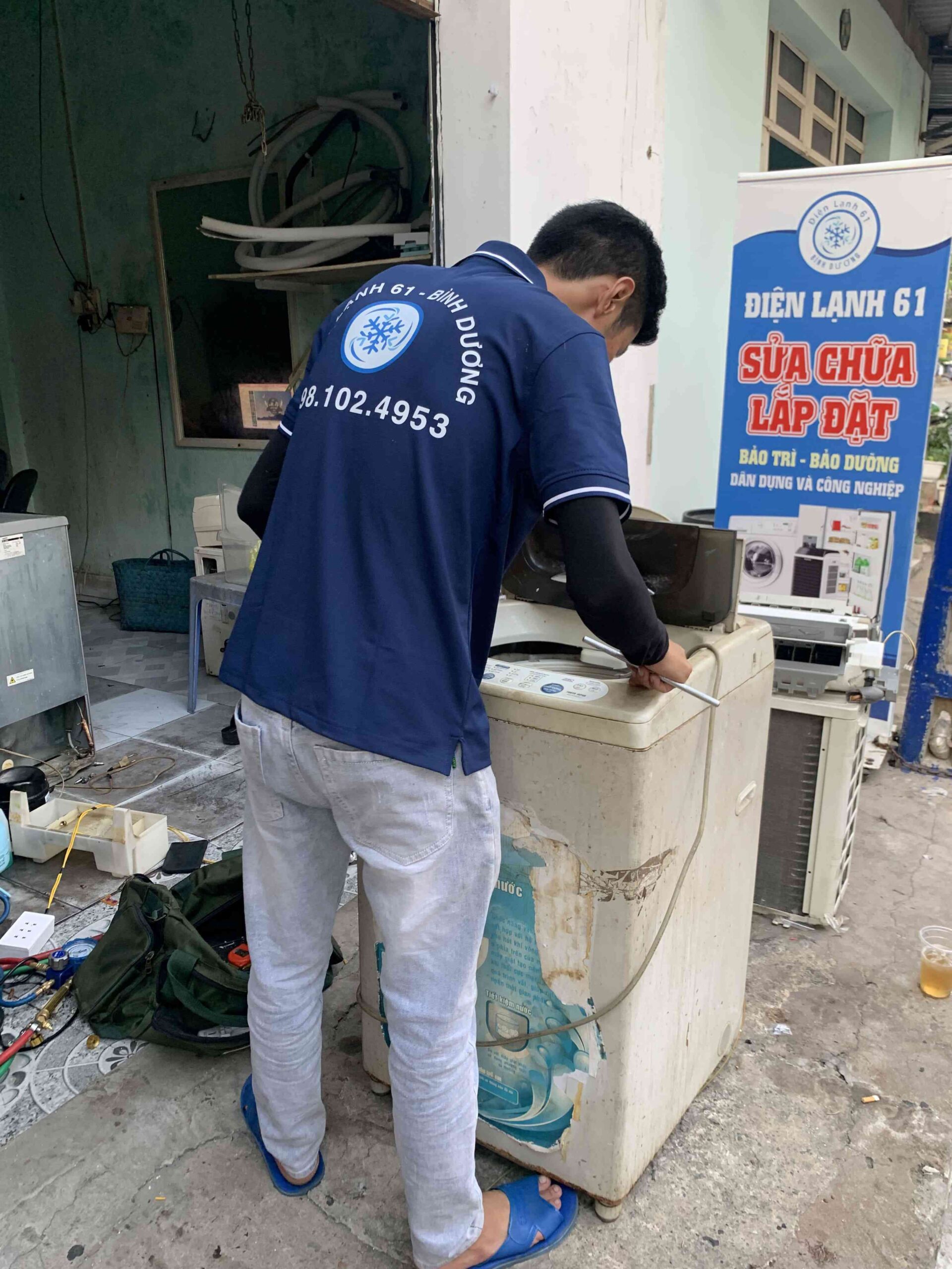 Tiền hành bảo trì máy giặt cho khách hàng ở Thuận An Tiền hành bảo trì máy giặt cho khách hàng ở Thuận An